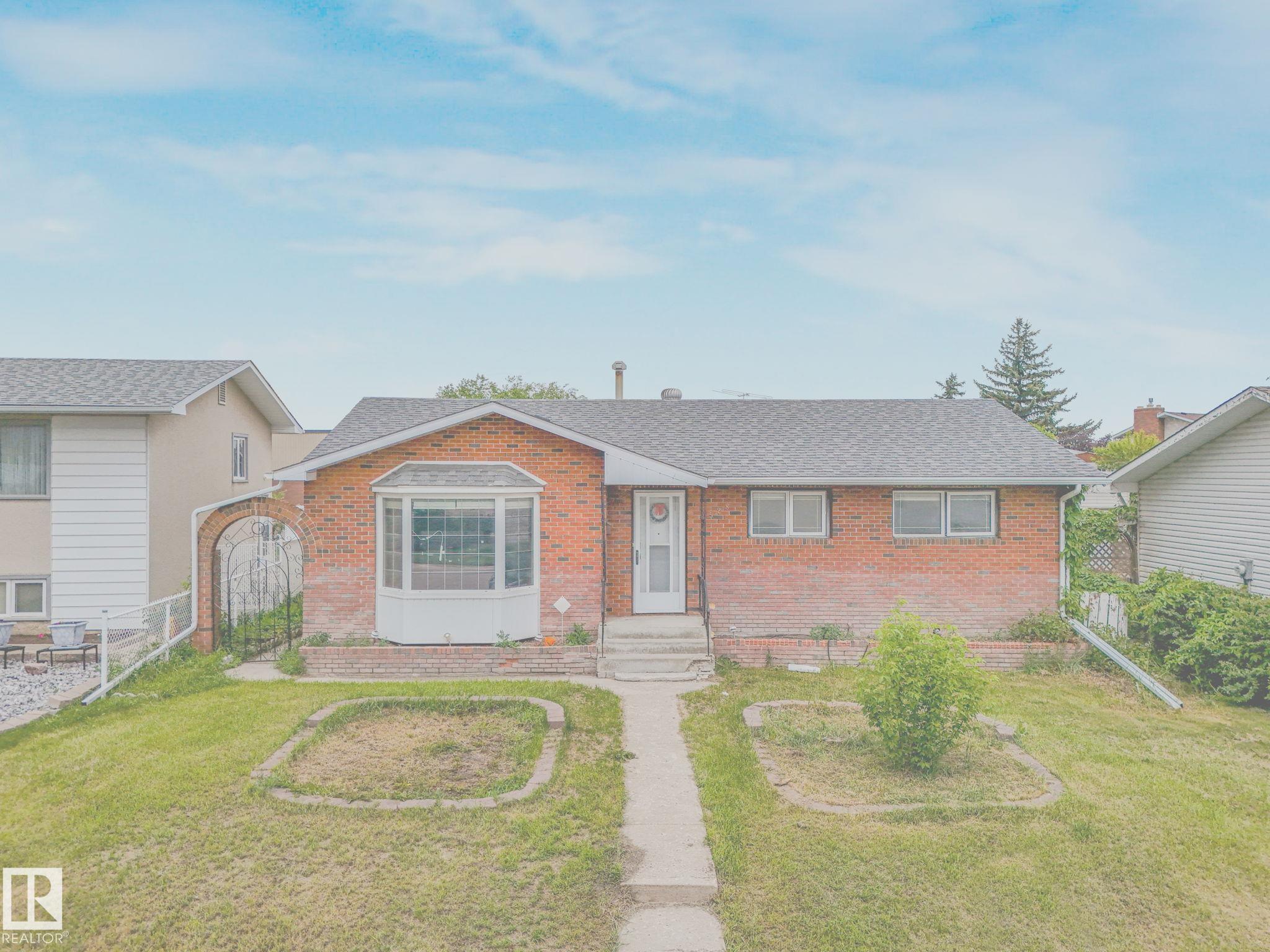 Photo 6 at 9528 151 Avenue NW, Evansdale, Edmonton