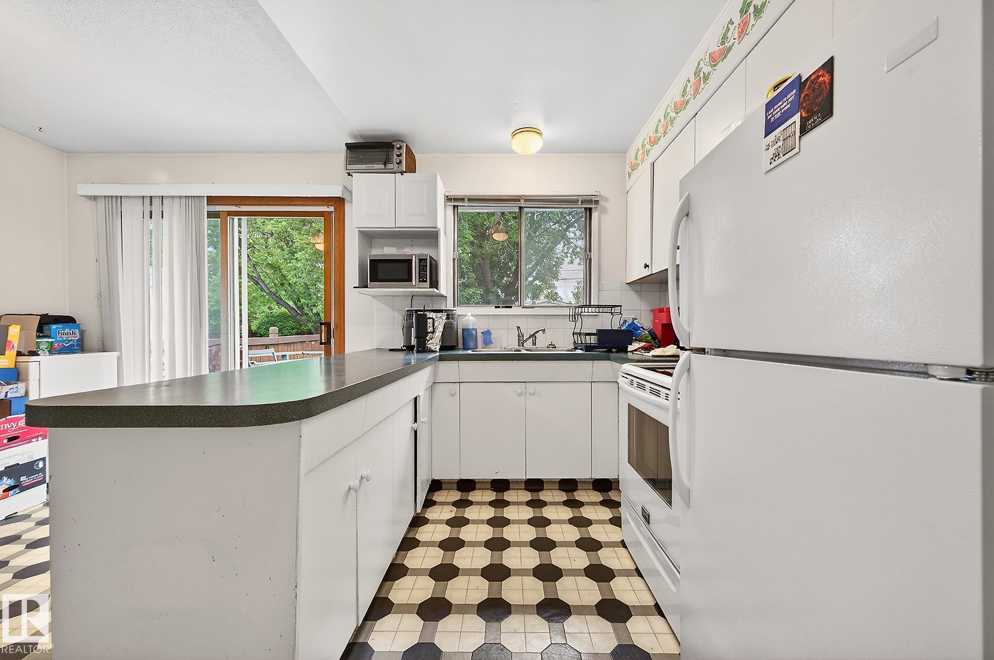 Photo 11 at 8814 162 Street NW, Meadowlark Park, Edmonton