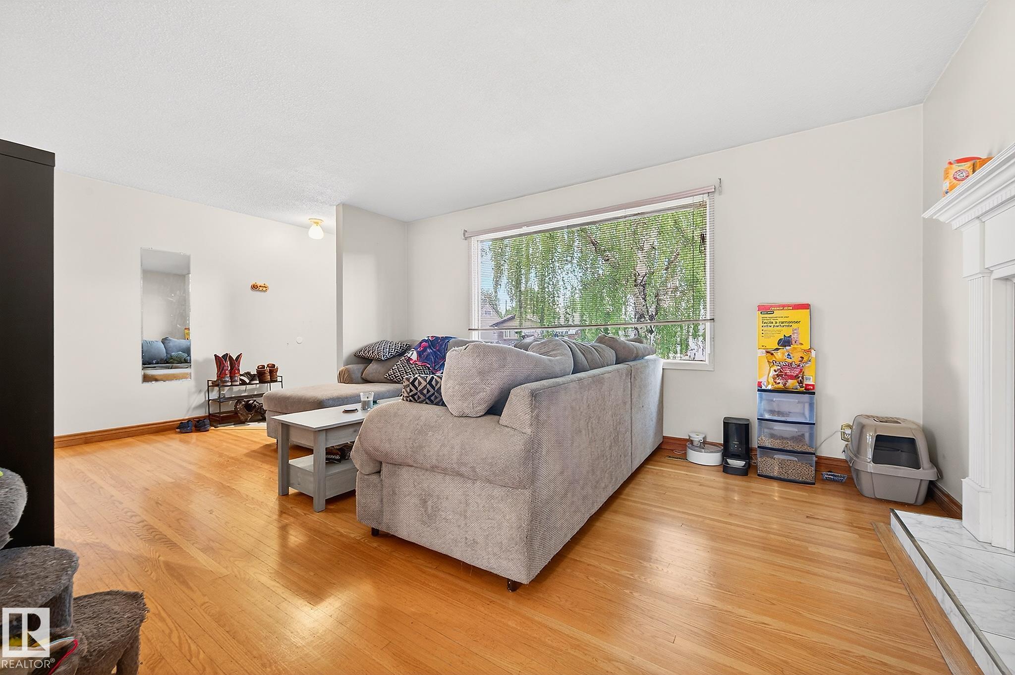 Photo 6 at 8814 162 Street NW, Meadowlark Park, Edmonton