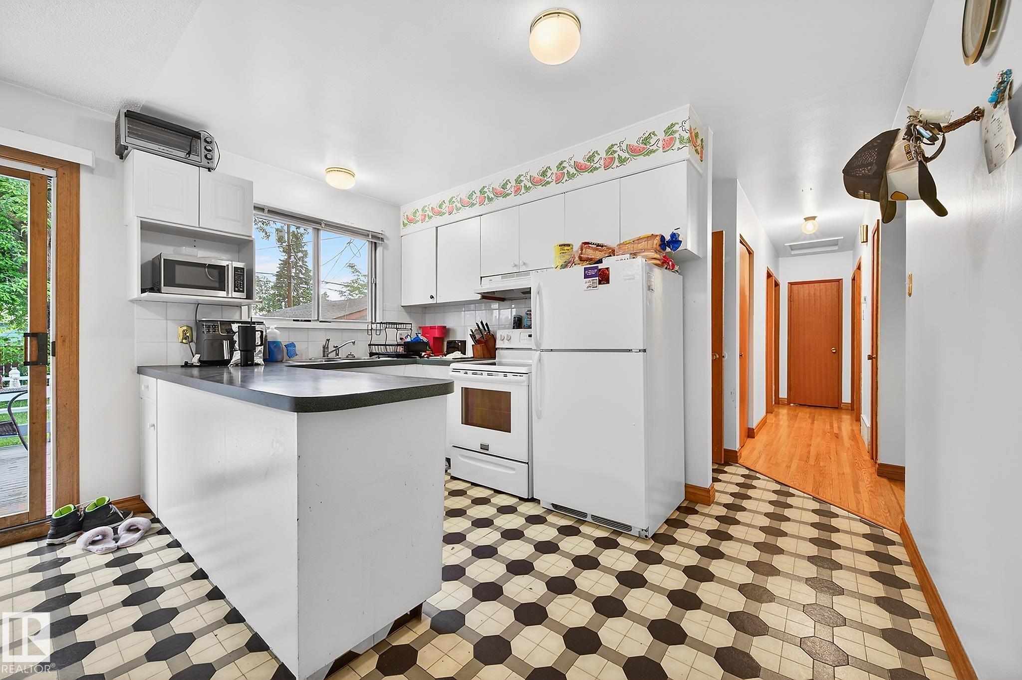 Photo 10 at 8814 162 Street NW, Meadowlark Park, Edmonton