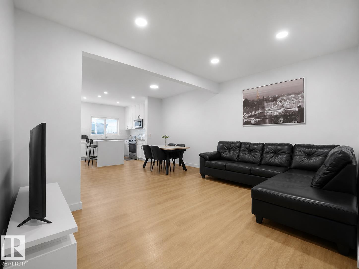 https://zimg.paragon.ice.com/ParagonImages/Property/PM/RAE/225406033/8/0/0/8fc97122472b314492620a2d6aa927a7/1/db2c5a2ab5e4742cad560cd70933eb3b/225406033-2eb27e1c-aee2-4fff-b13e-2934725e7111.JPG