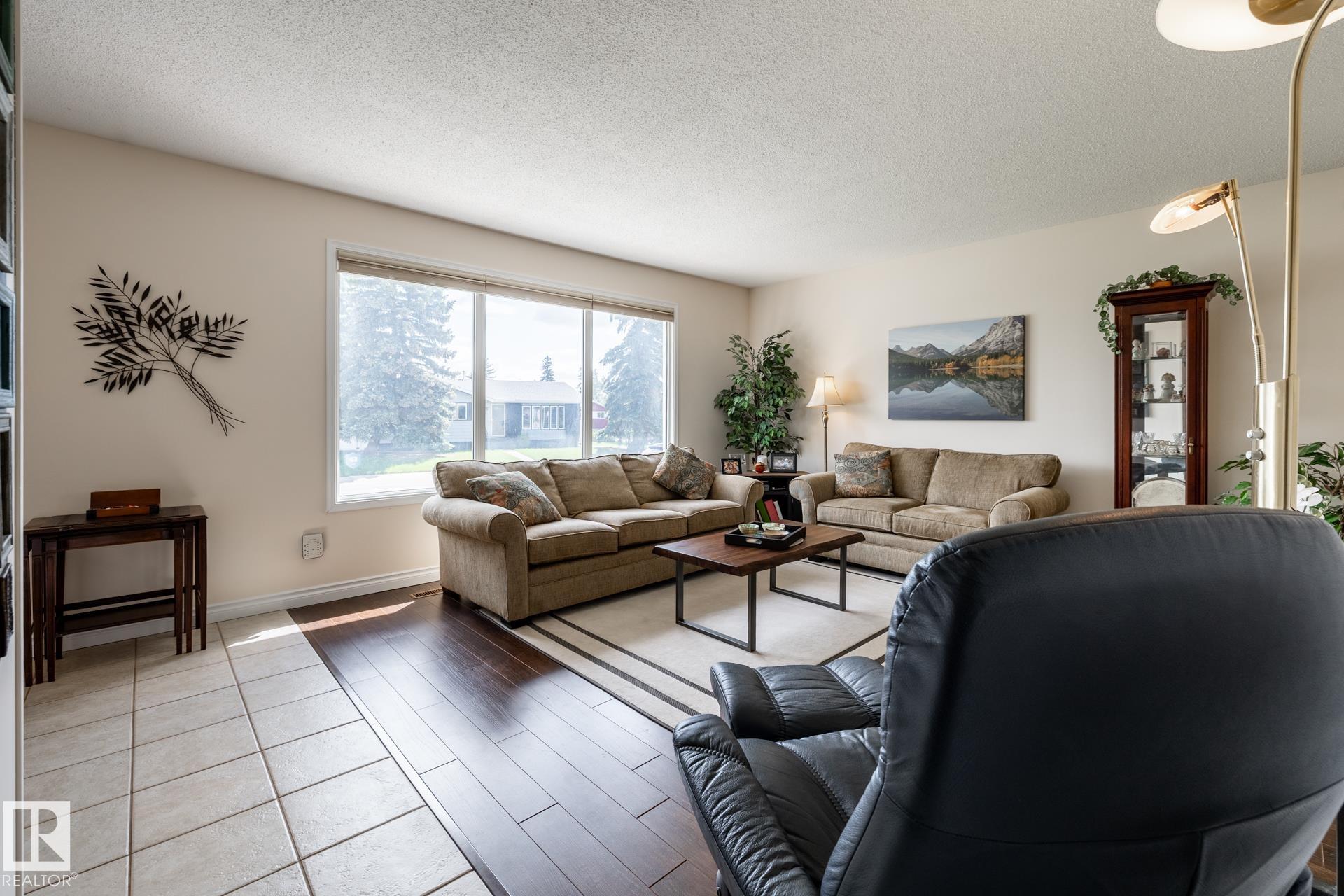 Photo 12 at 4040 77 Street NW, Tweddle Place, Edmonton