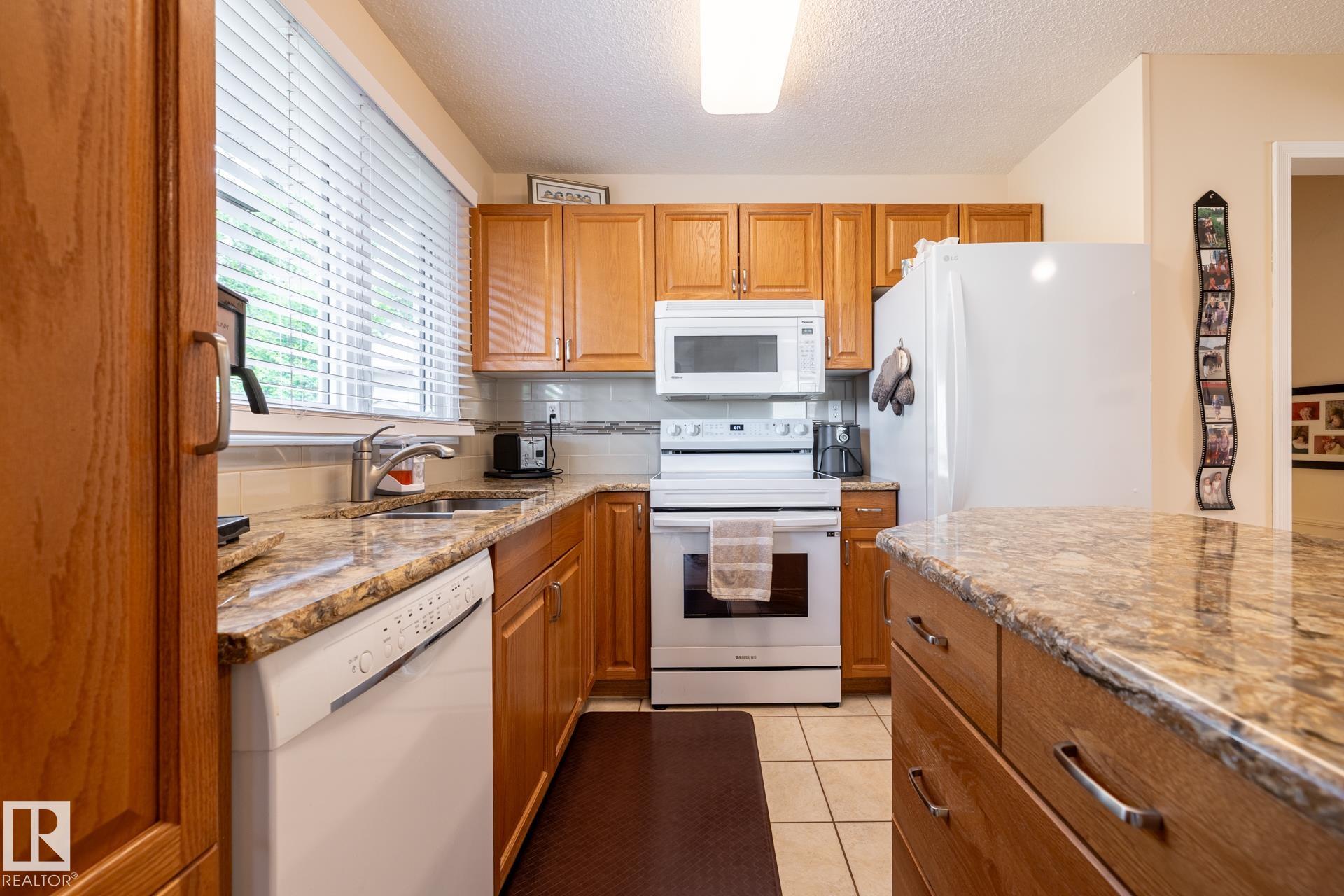 Photo 10 at 4040 77 Street NW, Tweddle Place, Edmonton