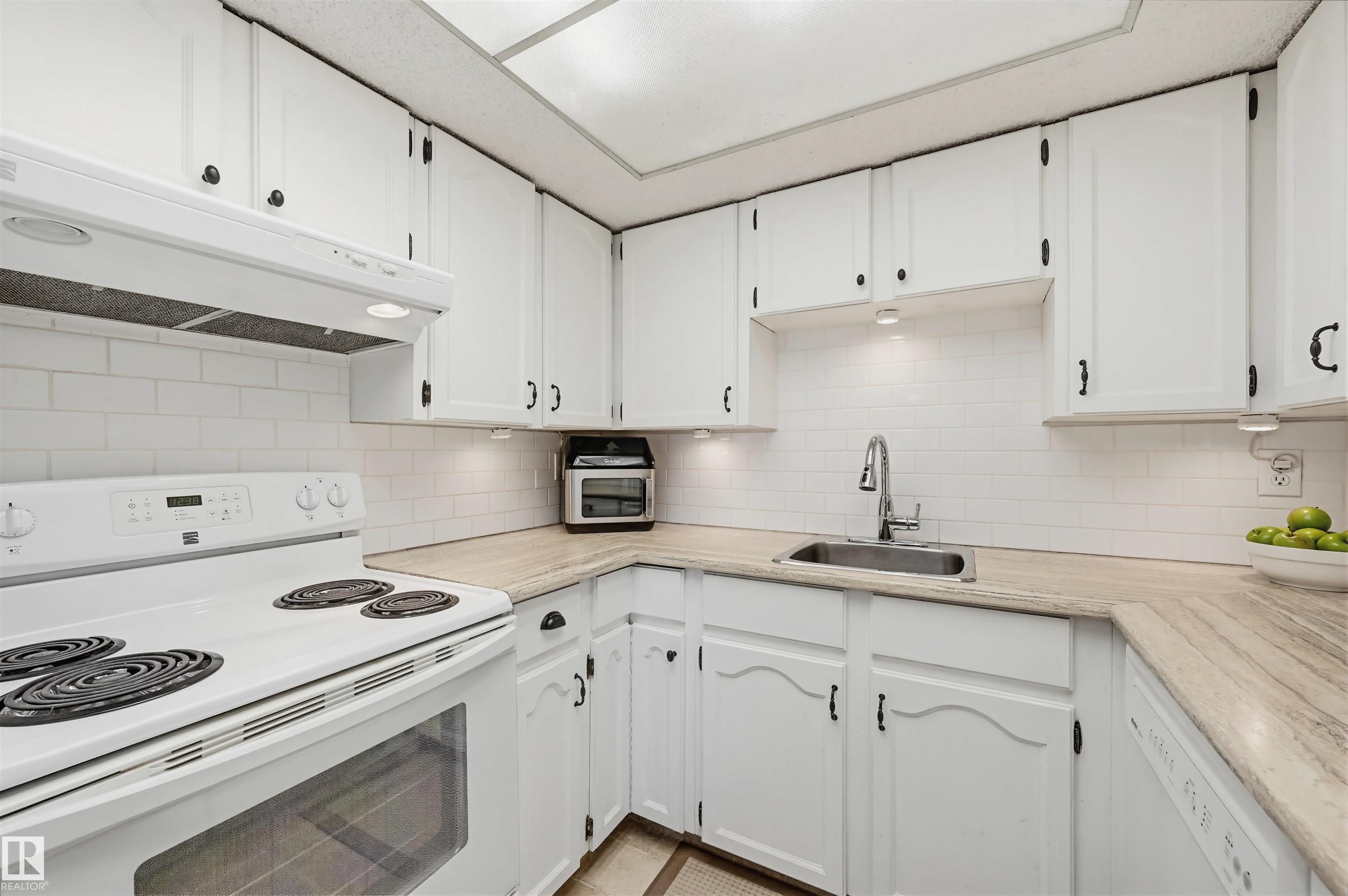 Photo 17 at 403 - 10171 119 Street NW, Wîhkwêntôwin, Edmonton