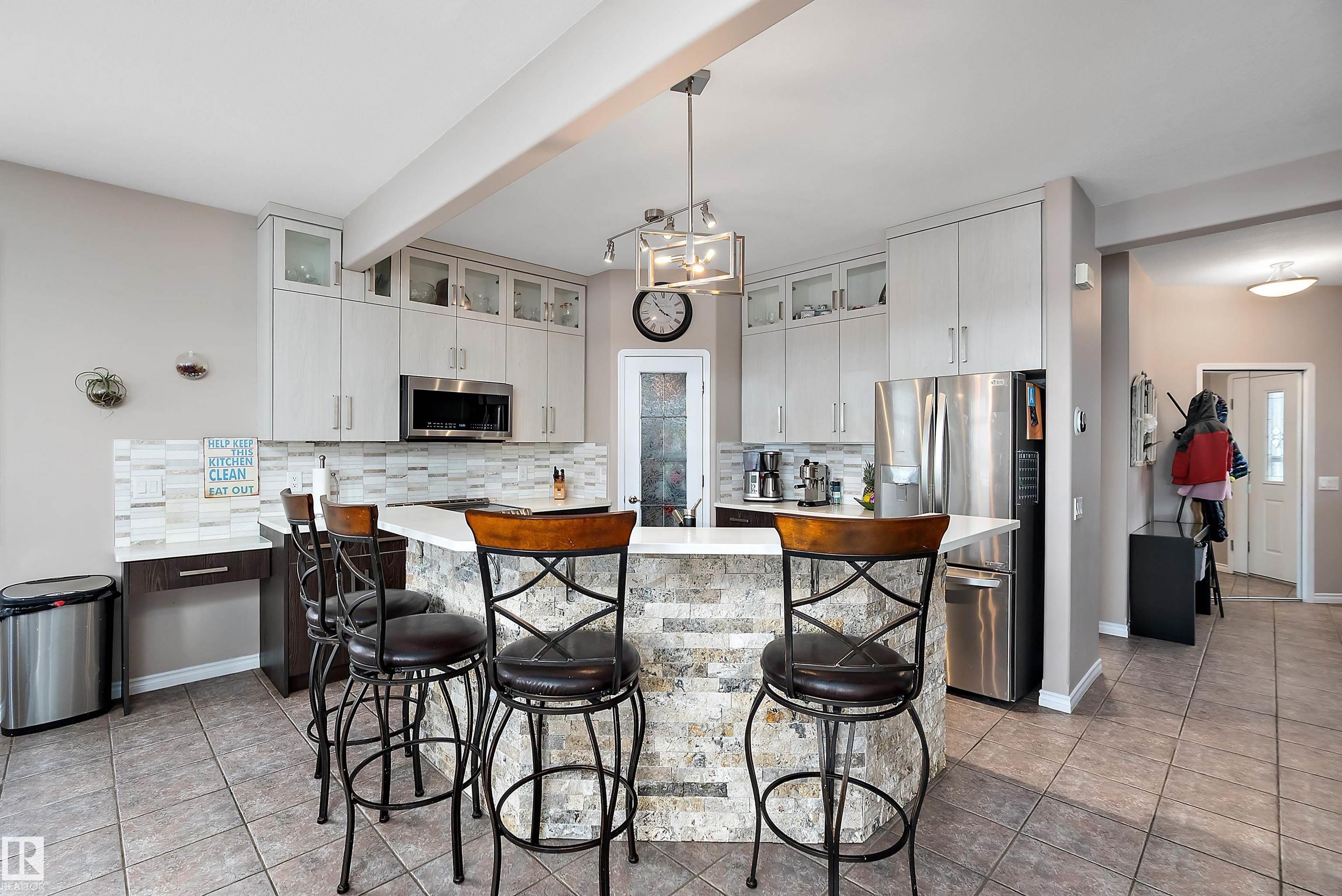 Photo 8 at 1105 Klarvatten Cove NW, Klarvatten, Edmonton