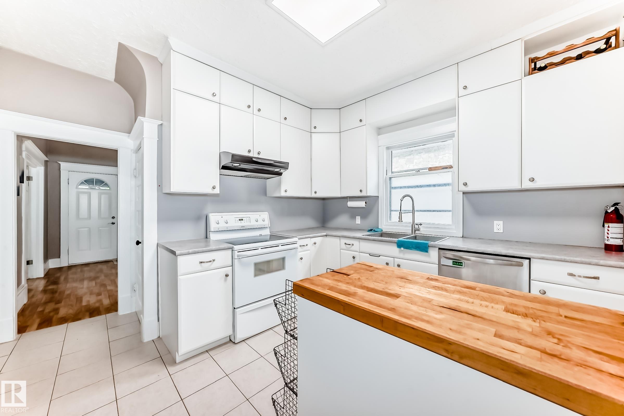 Photo 11 at 12121 64 Street NW, Montrose, Edmonton