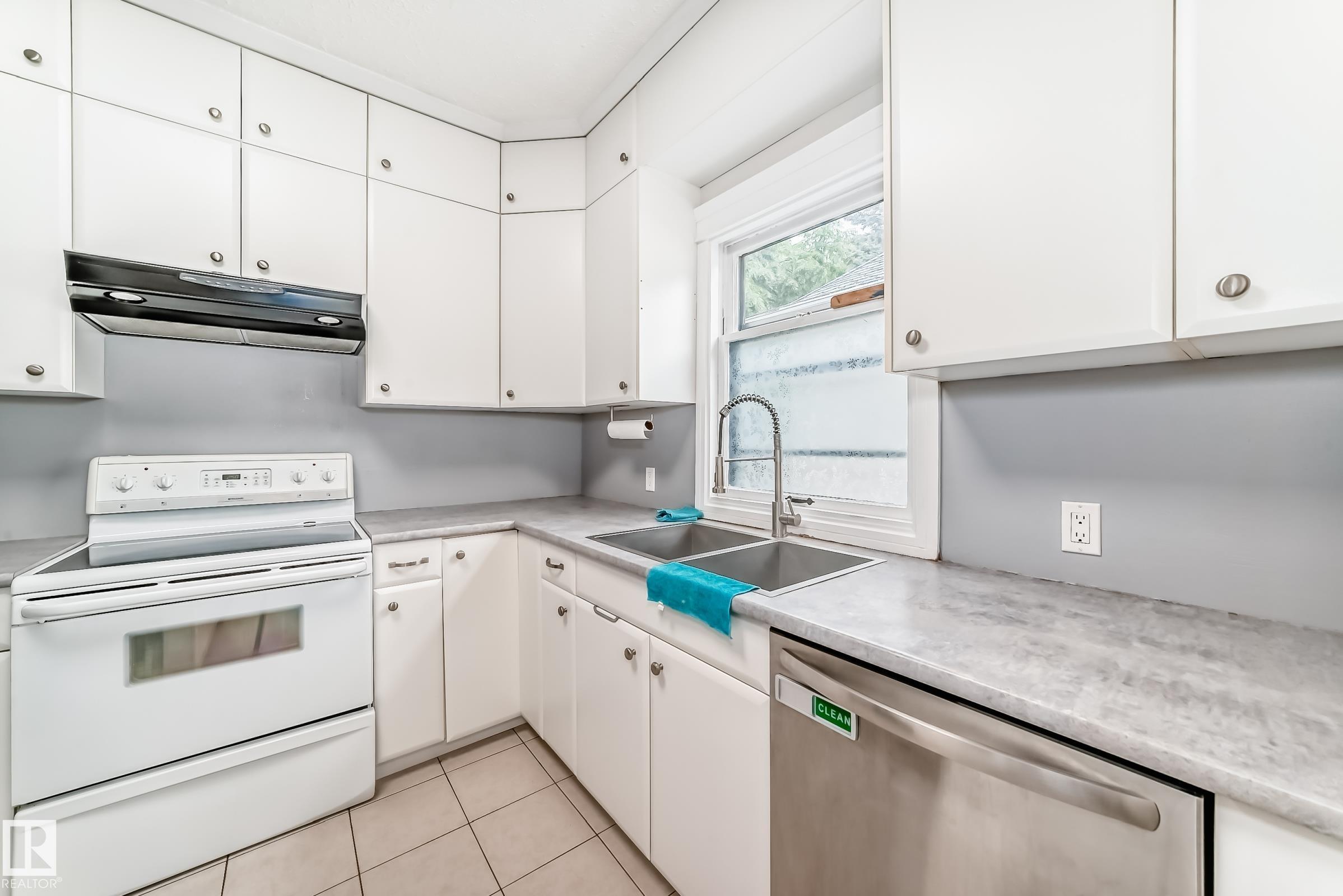 Photo 12 at 12121 64 Street NW, Montrose, Edmonton