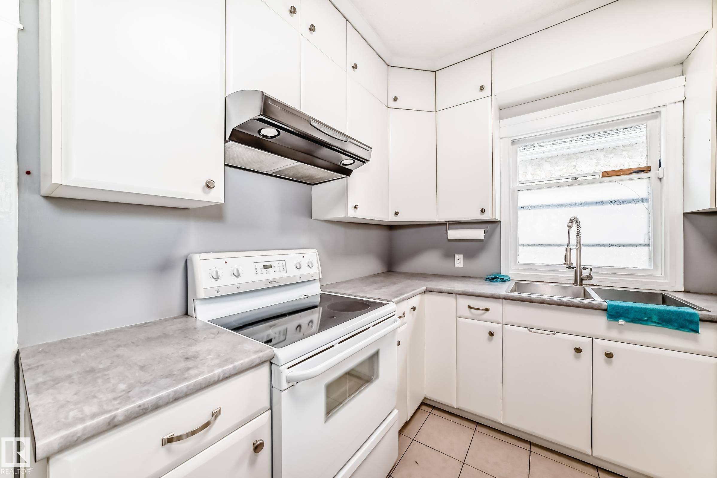 Photo 13 at 12121 64 Street NW, Montrose, Edmonton