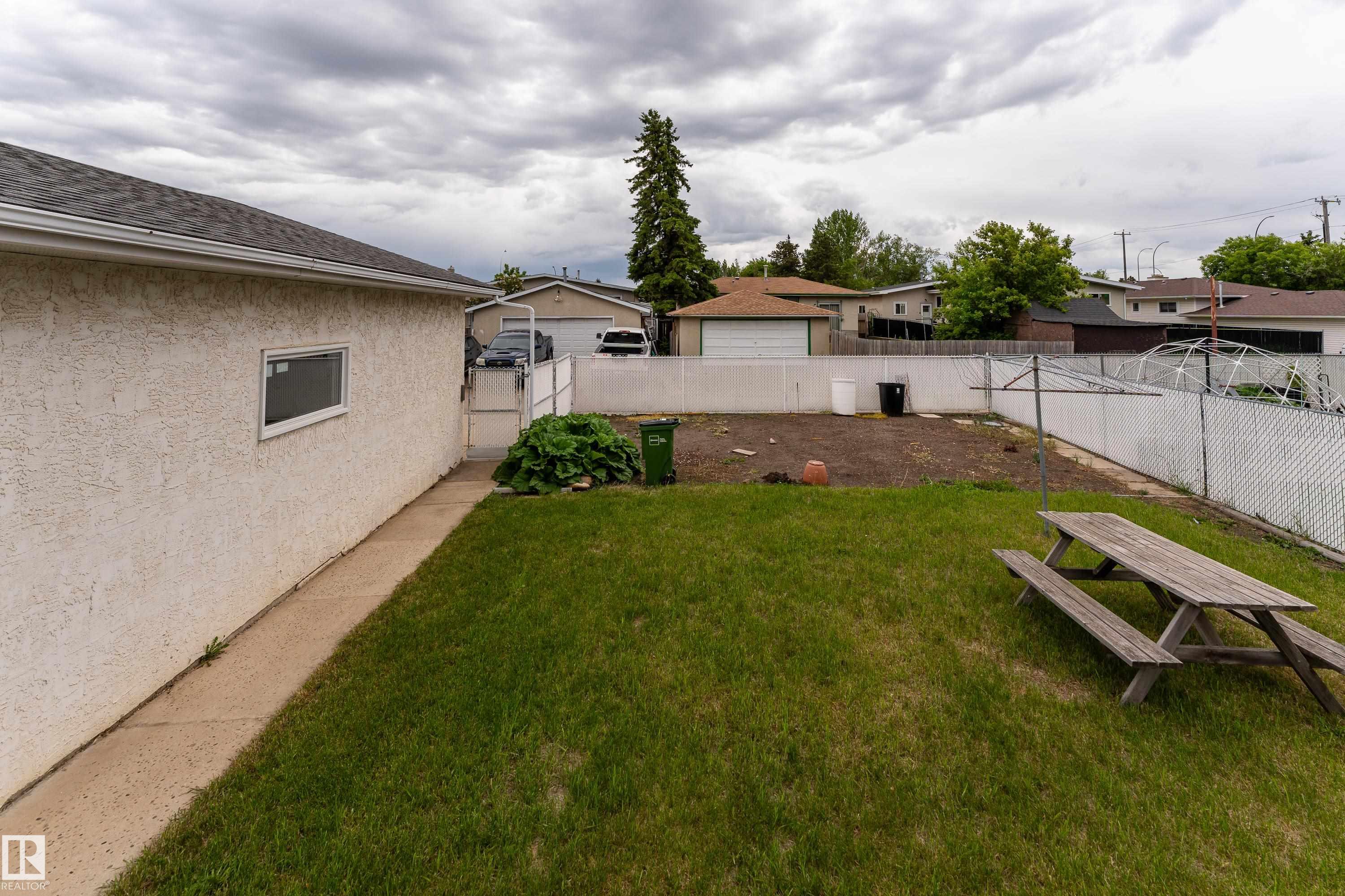 Photo 40 at 9559 145 Avenue NW, Evansdale, Edmonton