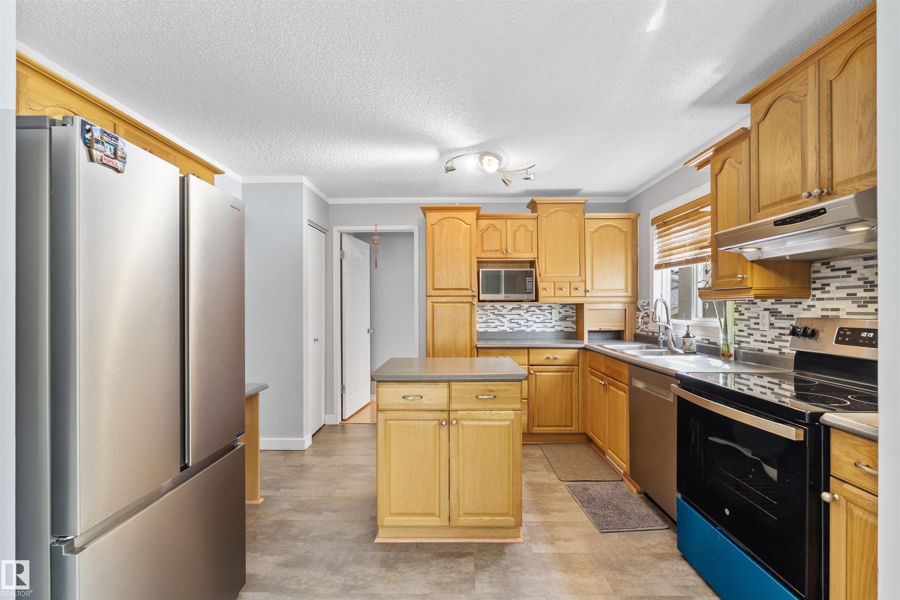 Photo 8 at 17007 95 Street NW, Lago Lindo, Edmonton