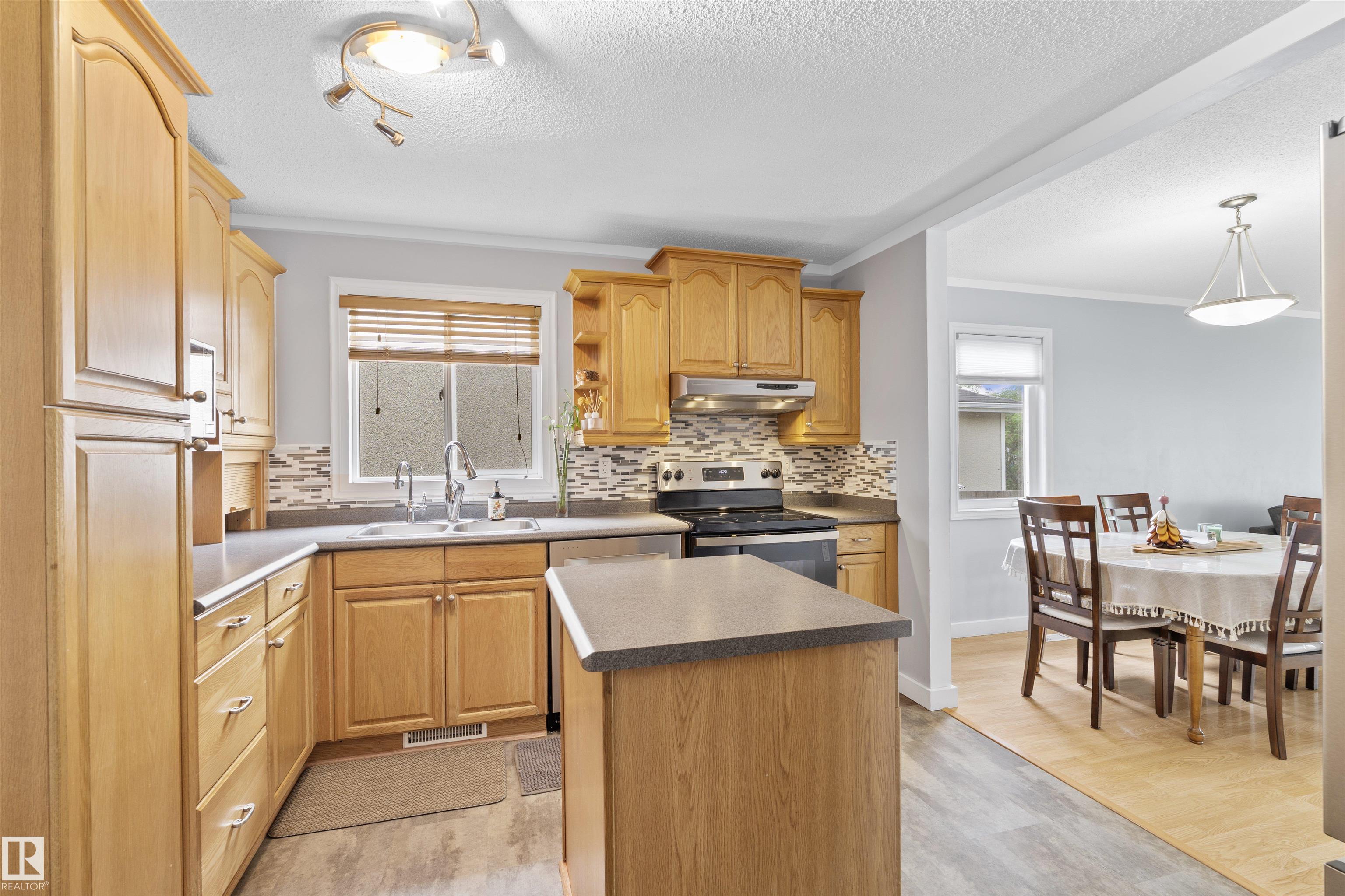 Photo 9 at 17007 95 Street NW, Lago Lindo, Edmonton