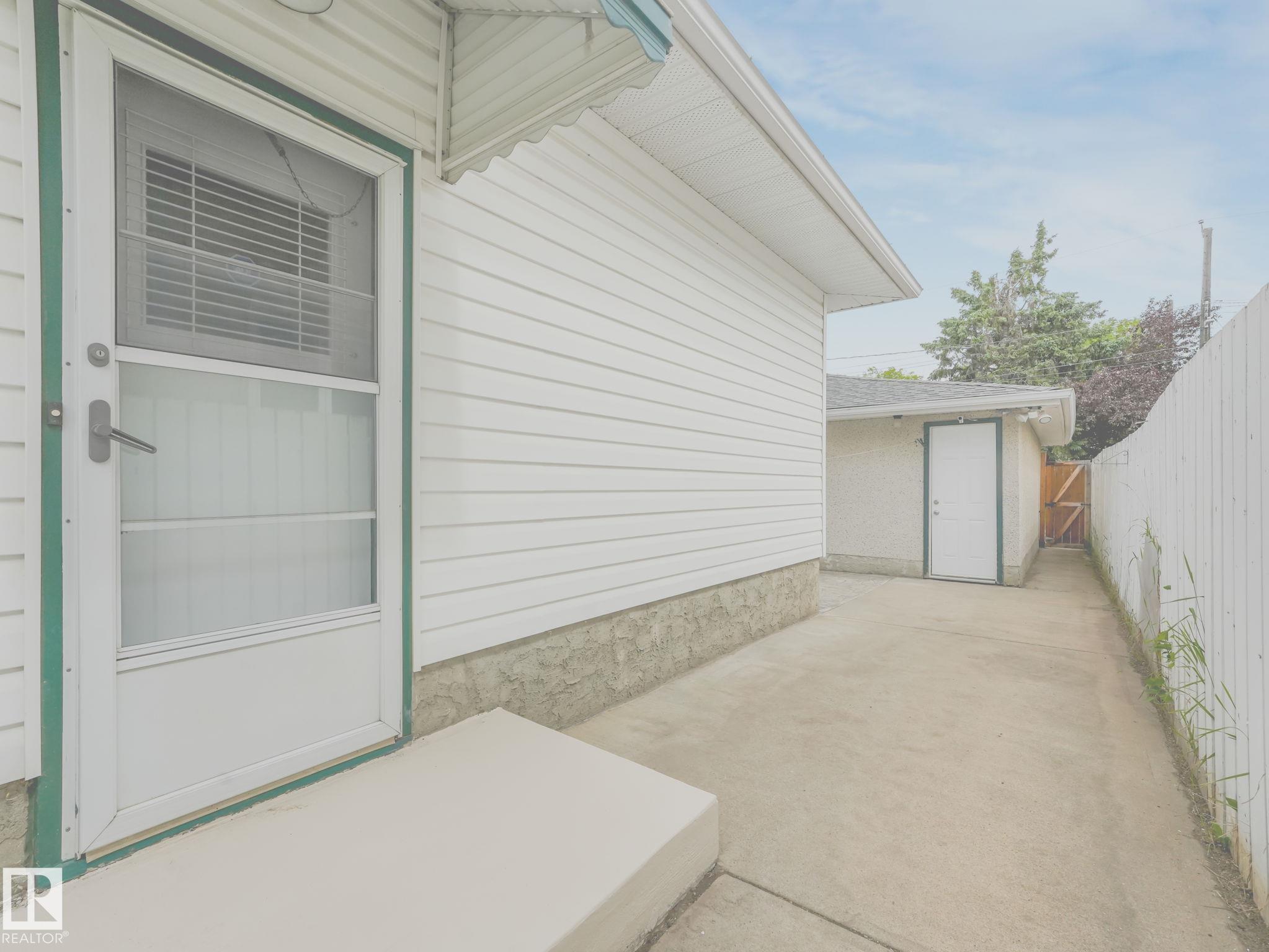 Photo 11 at 15916 88b Avenue NW, Meadowlark Park, Edmonton