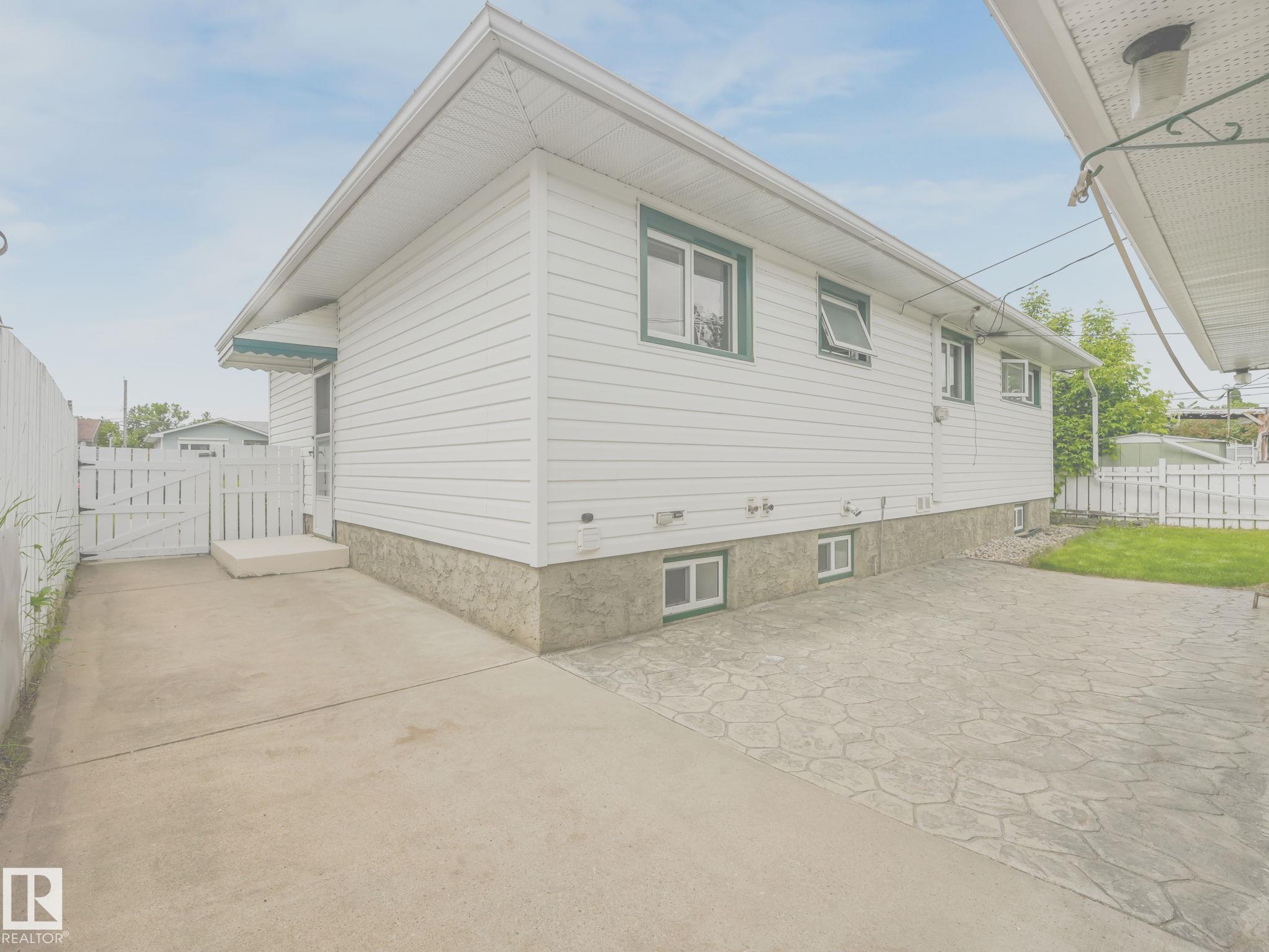 Photo 12 at 15916 88b Avenue NW, Meadowlark Park, Edmonton