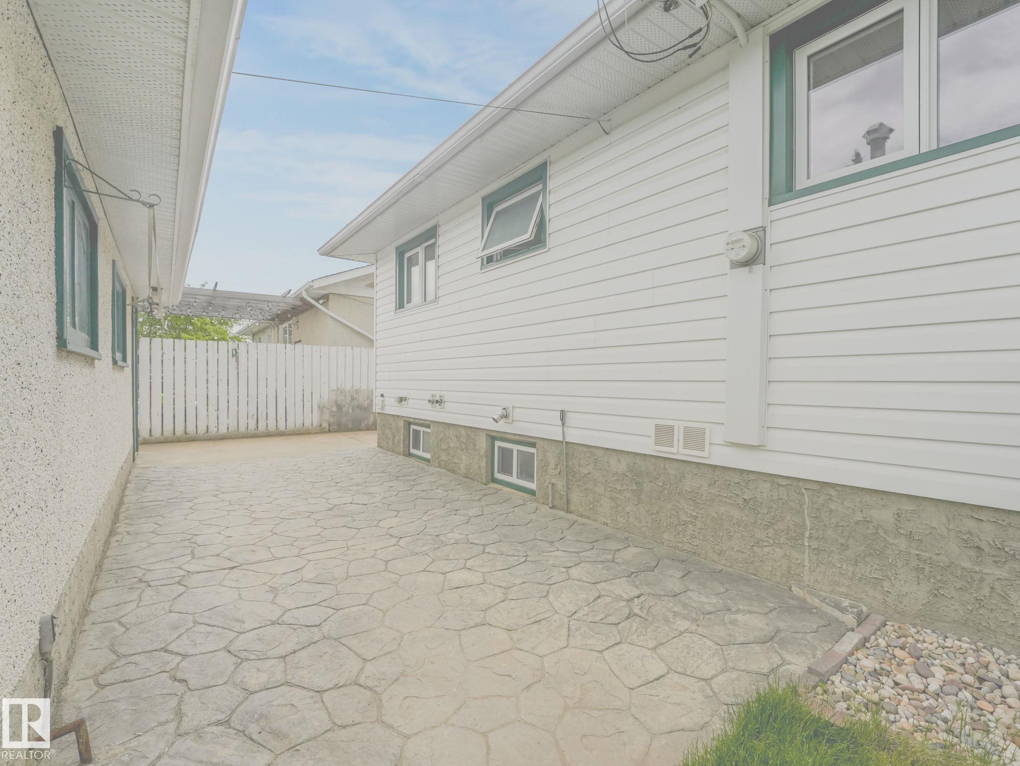 Photo 14 at 15916 88b Avenue NW, Meadowlark Park, Edmonton