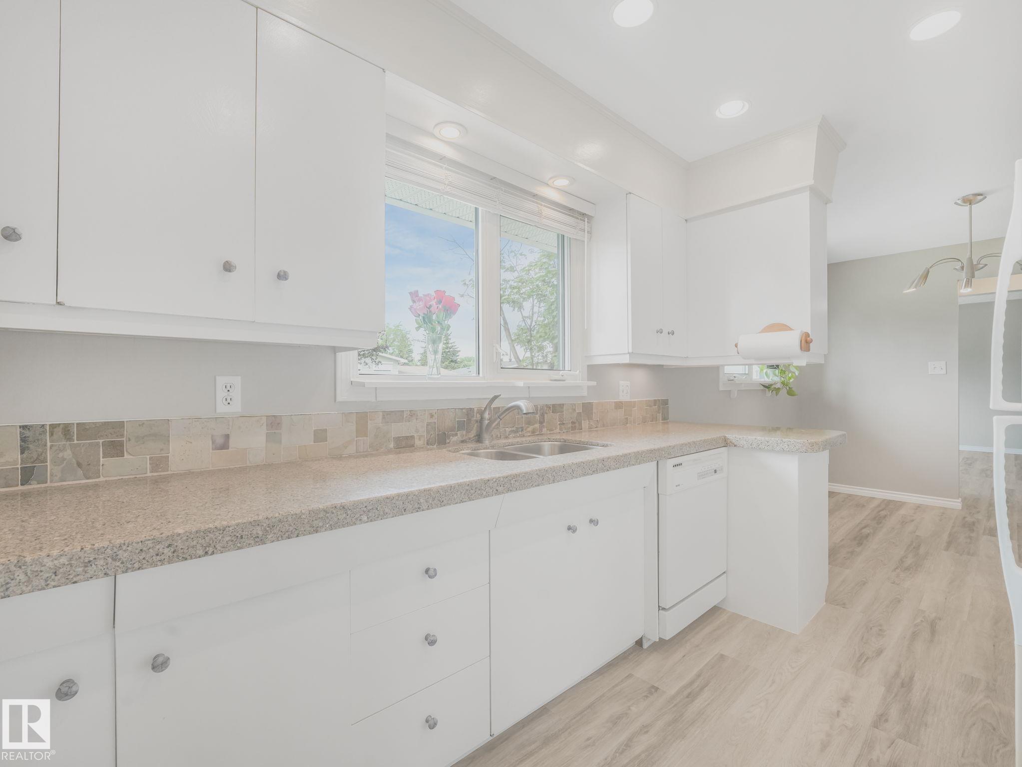 Photo 22 at 15916 88b Avenue NW, Meadowlark Park, Edmonton