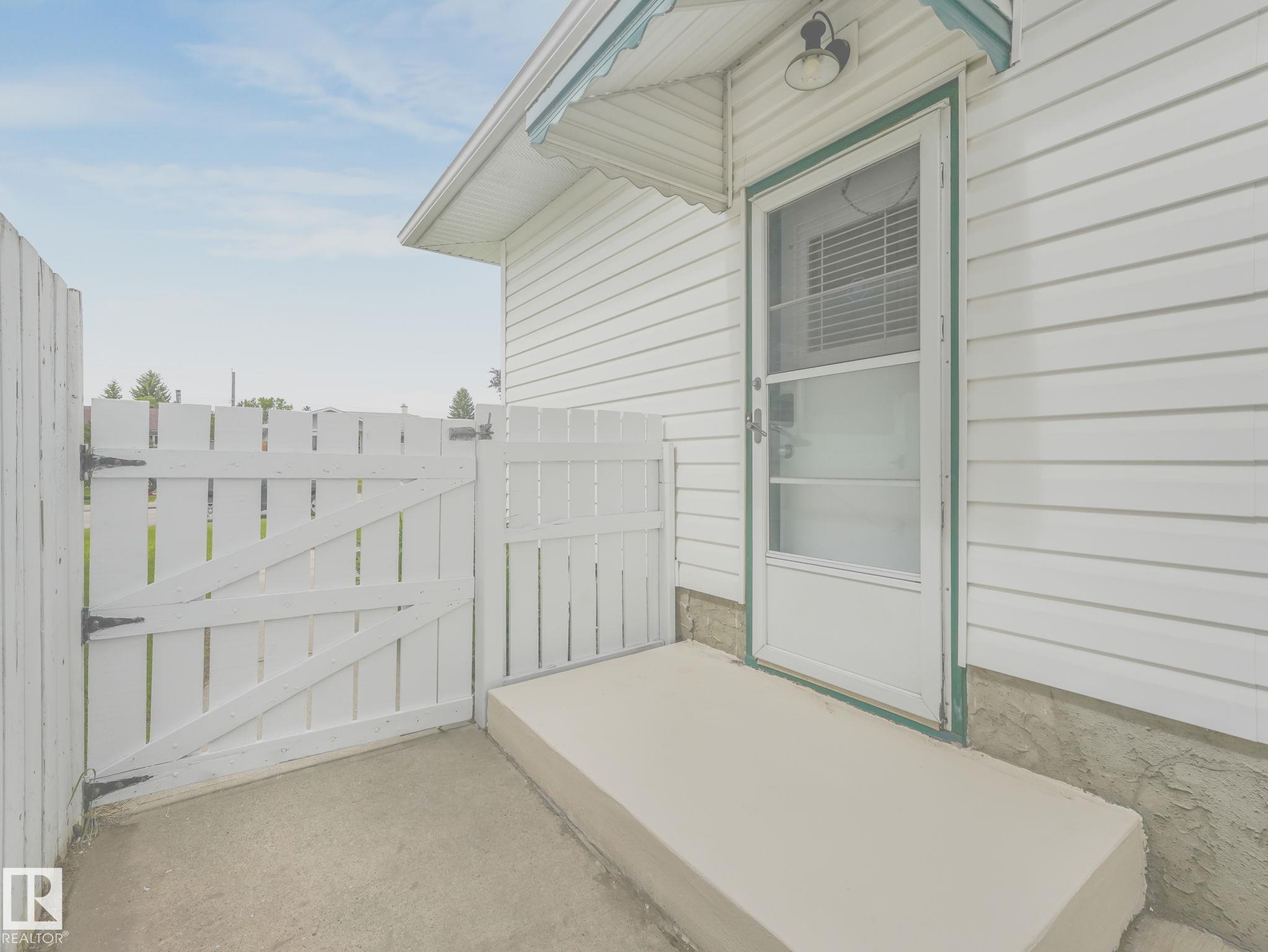 Photo 10 at 15916 88b Avenue NW, Meadowlark Park, Edmonton