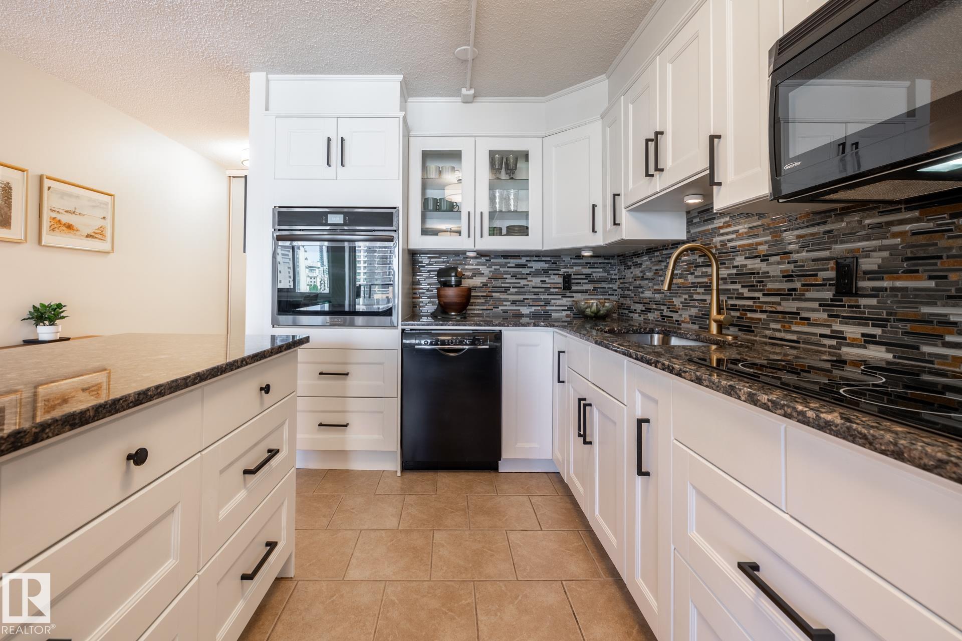 807 - 10011 116 Street NW, Wîhkwêntôwin, Edmonton