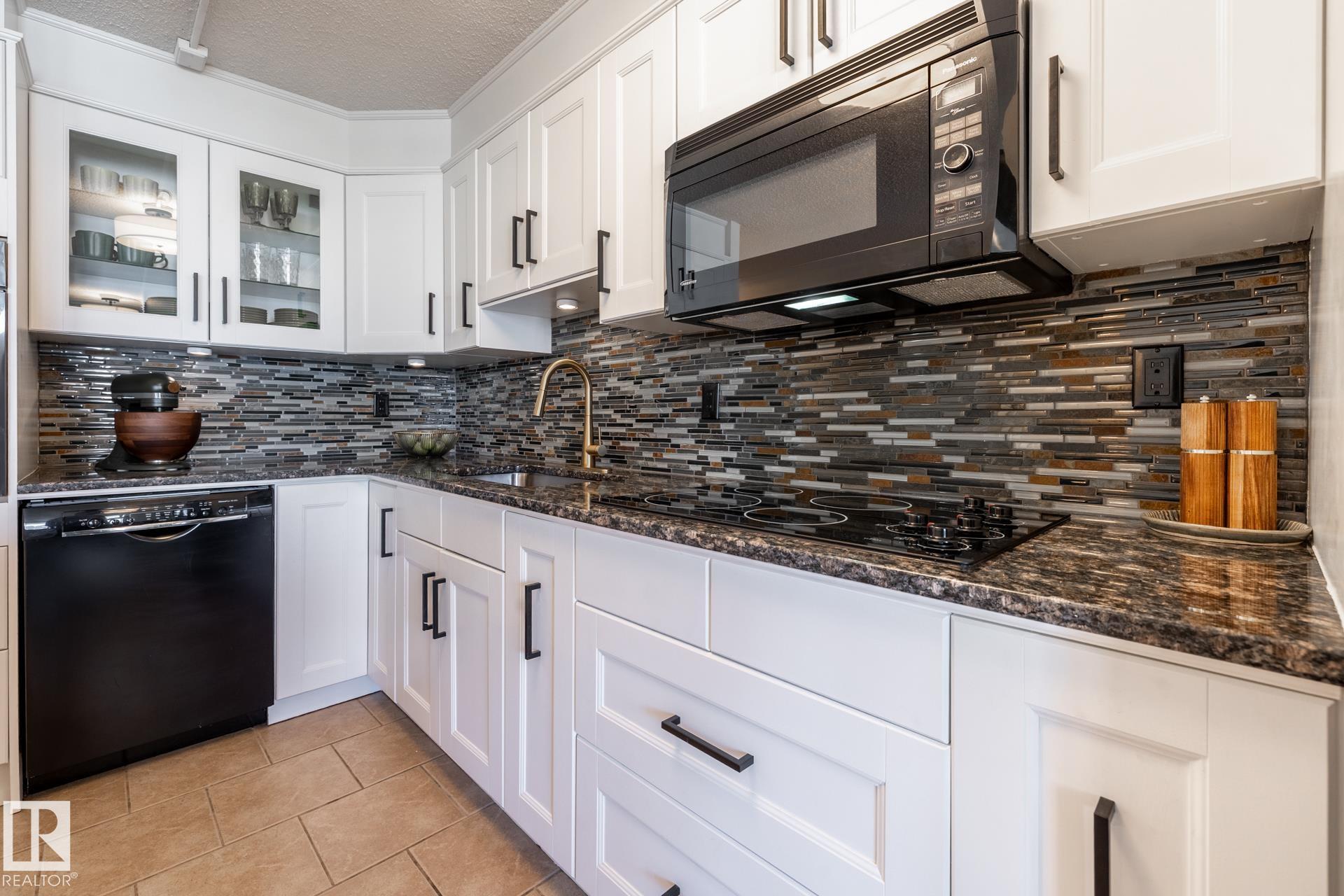 807 - 10011 116 Street NW, Wîhkwêntôwin, Edmonton
