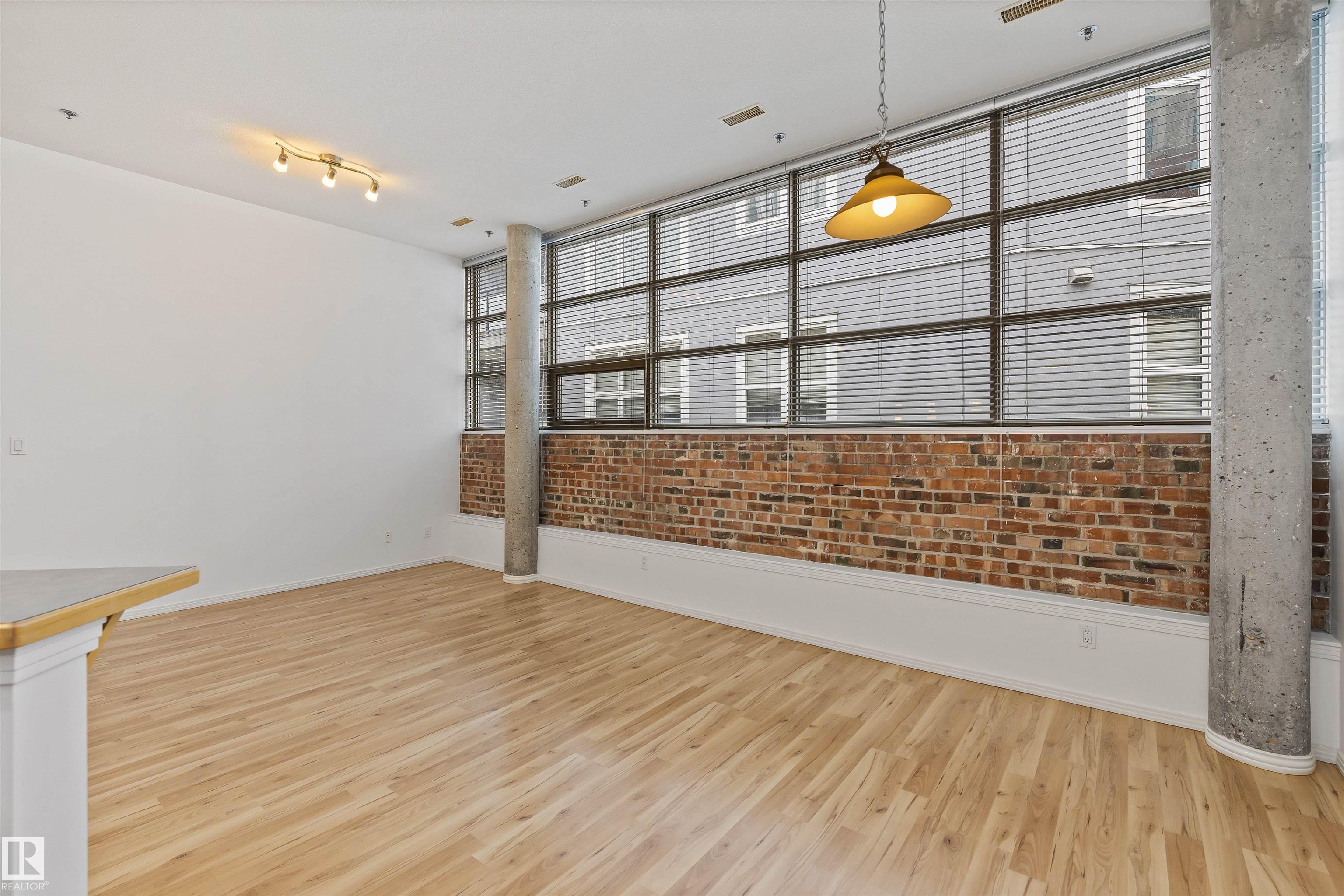 https://zimg.paragon.ice.com/ParagonImages/Property/PM/RAE/225406346/12/0/0/f86f658f18fe390ca27864eccd33a4ea/1/8b49a677dbf0286edc4e2db99d8d6c30/225406346-f010a257-1cae-4a15-b277-90c7da11f1dc.JPG