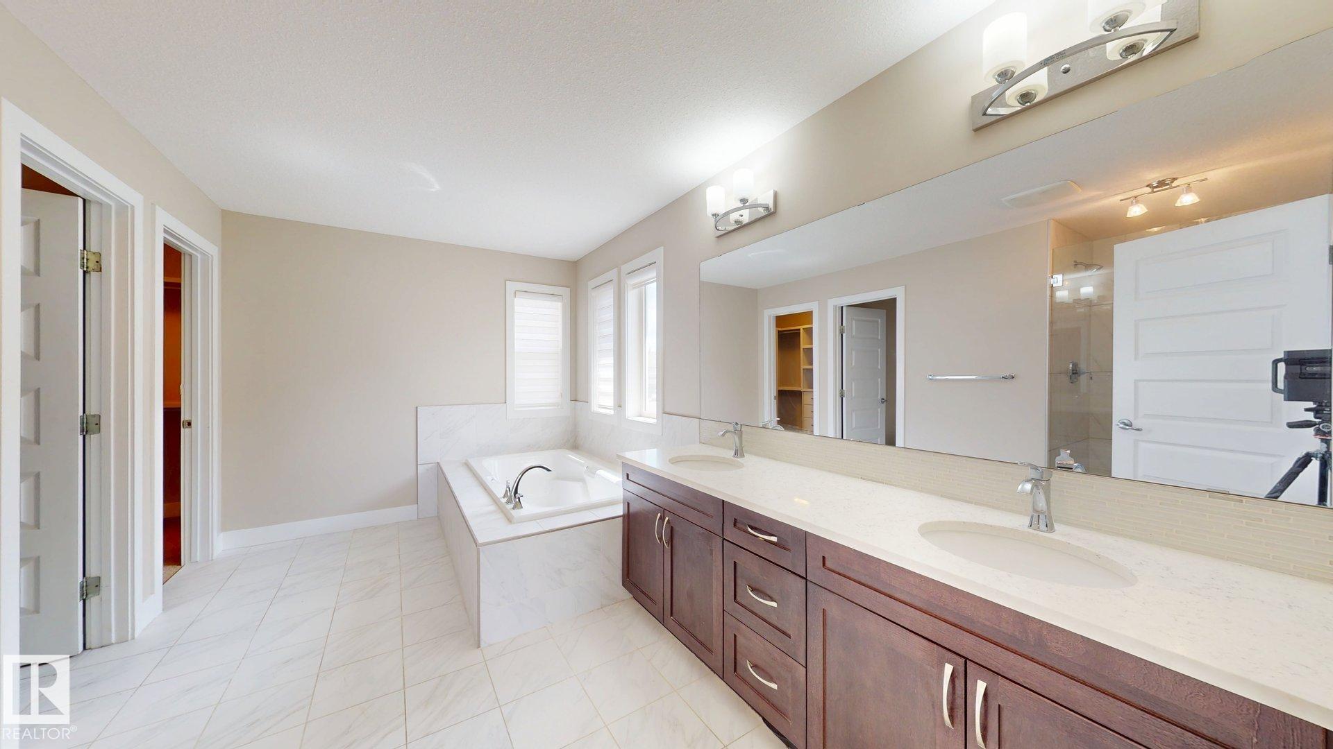 Photo 31 at 4016 8 Street NW, Maple Crest, Edmonton