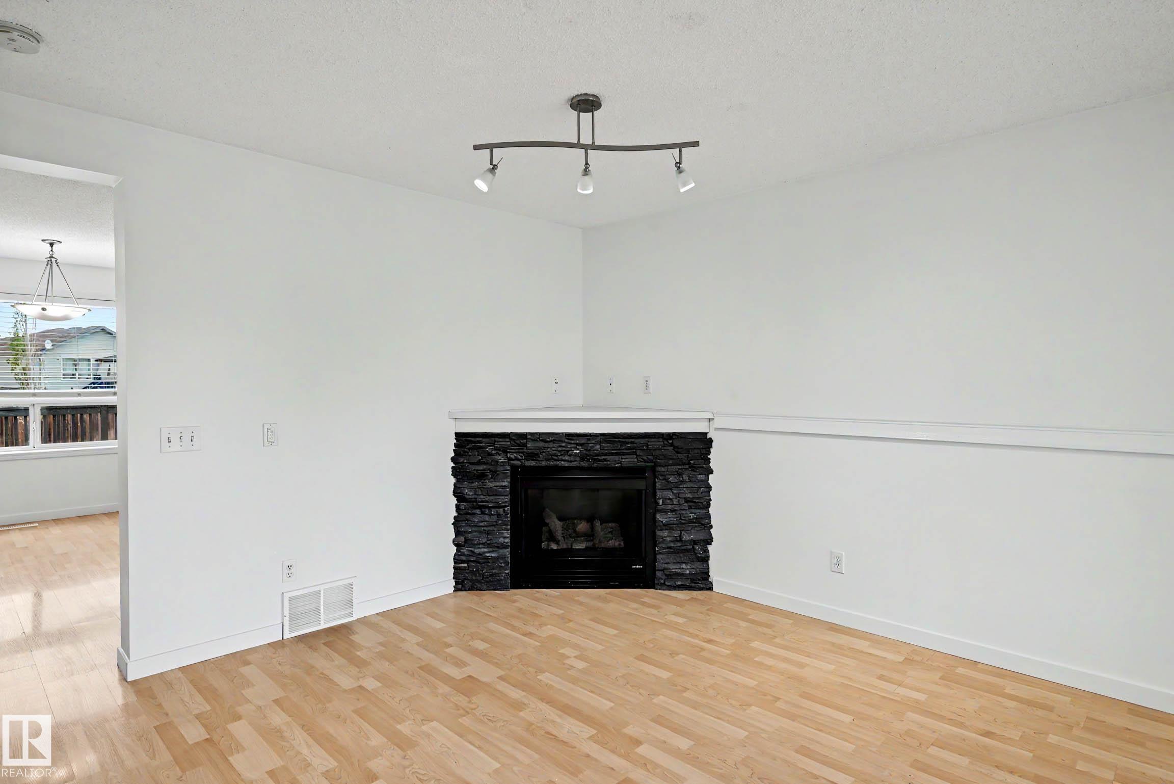 Photo 11 at 14014 158a Avenue NW, Carlton, Edmonton