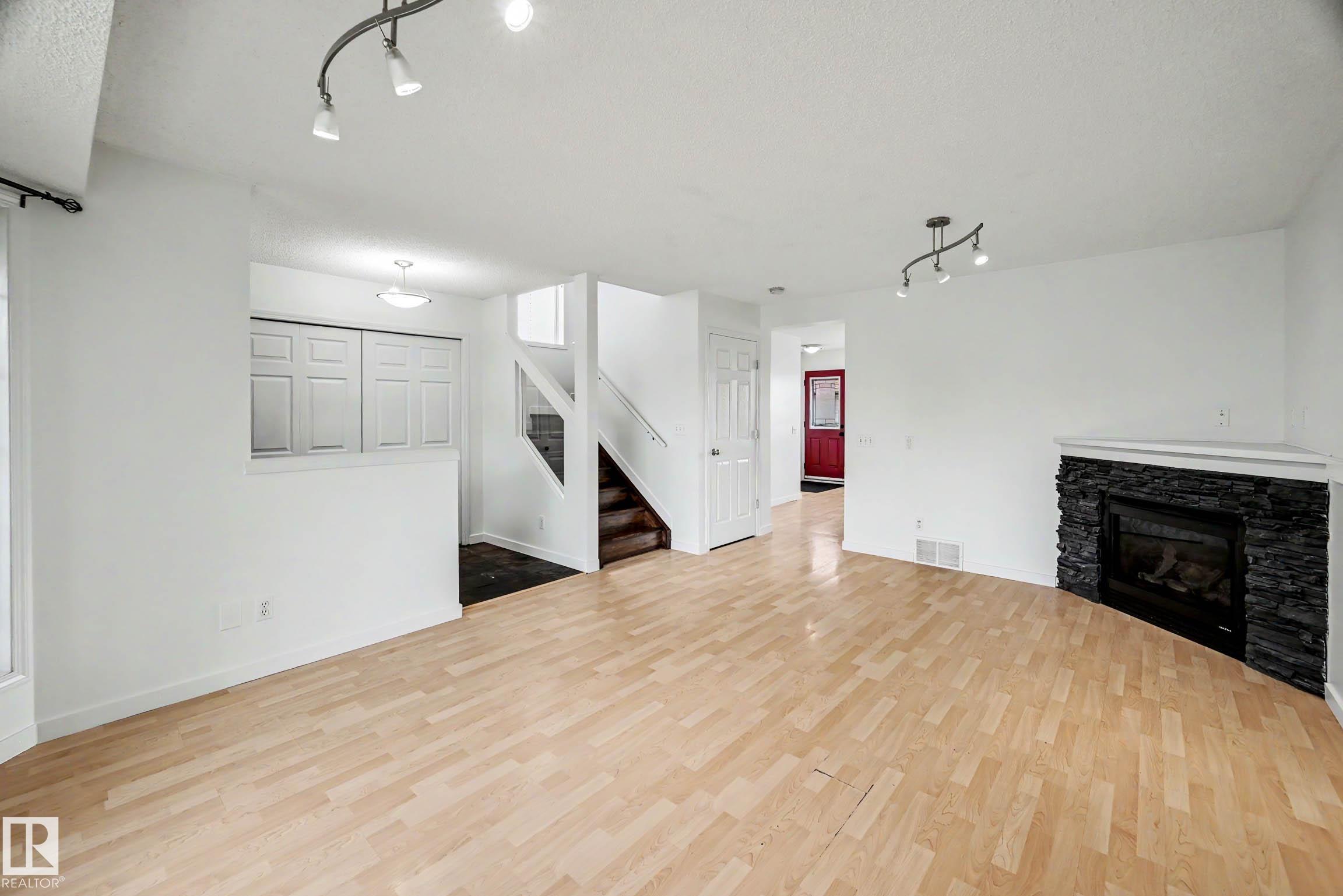 Photo 9 at 14014 158a Avenue NW, Carlton, Edmonton