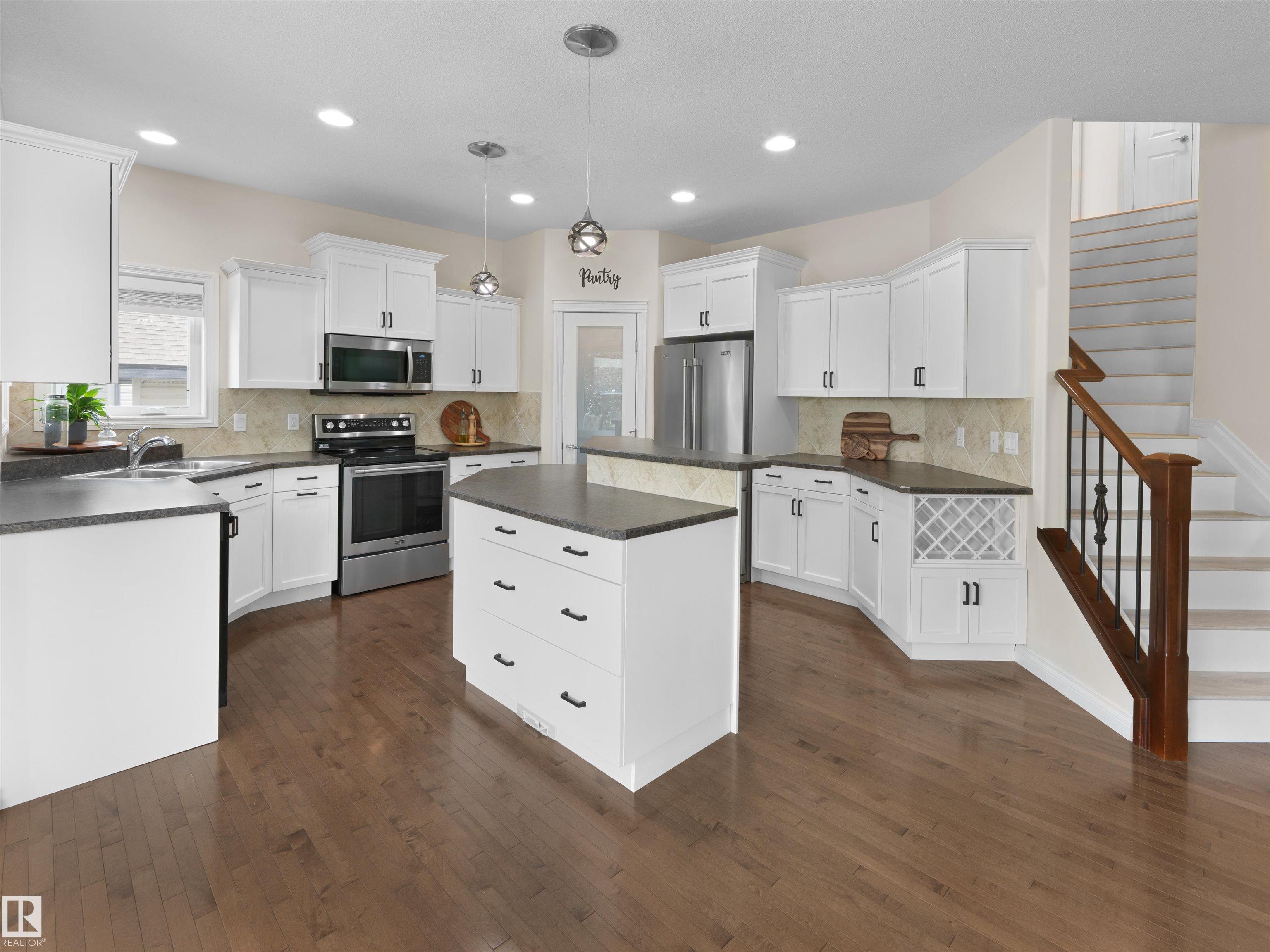 Photo 8 at 8708 207 Street NW, Suder Greens, Edmonton