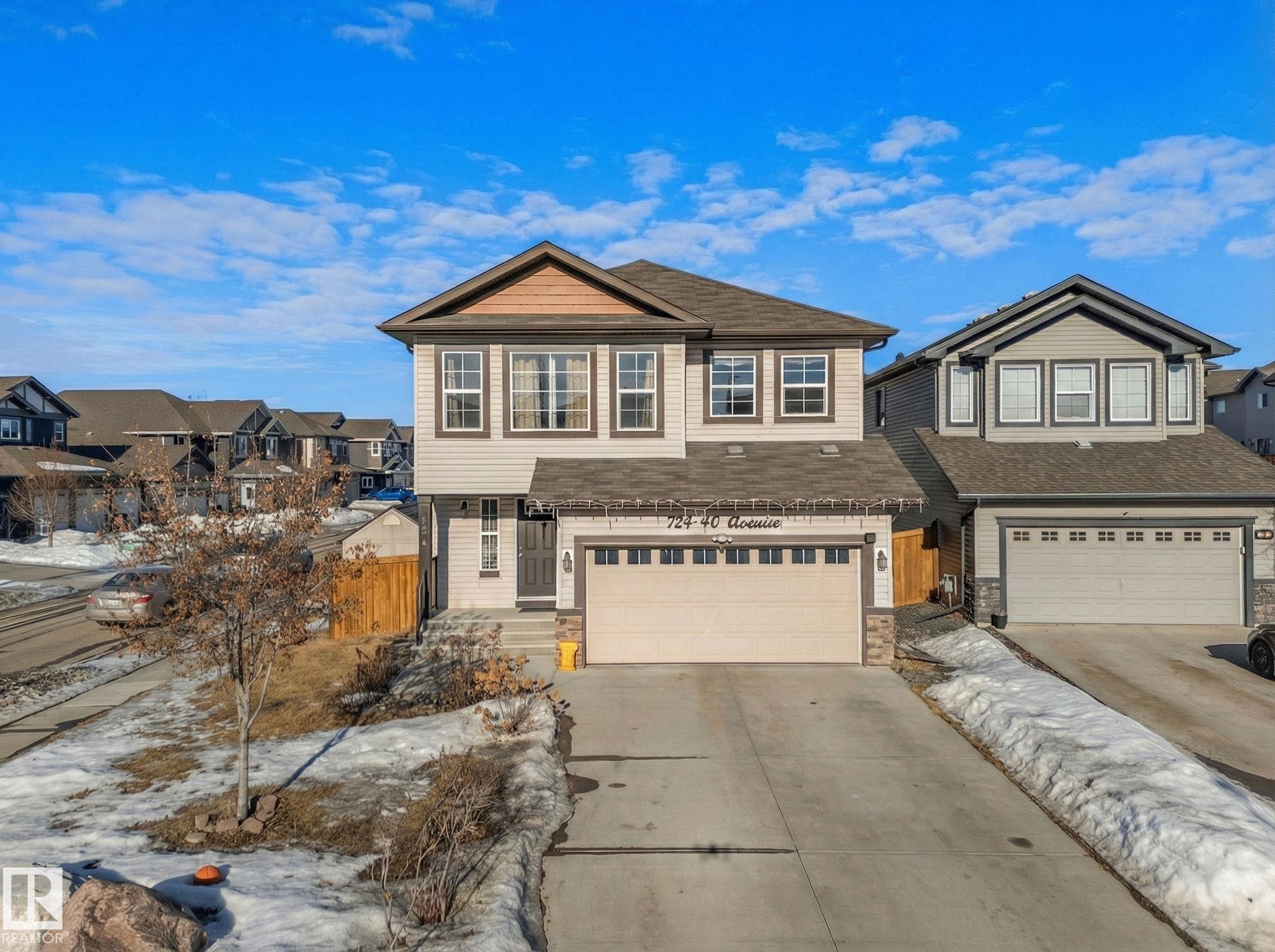 Photo 2 at 724 40 Avenue NW, Maple Crest, Edmonton