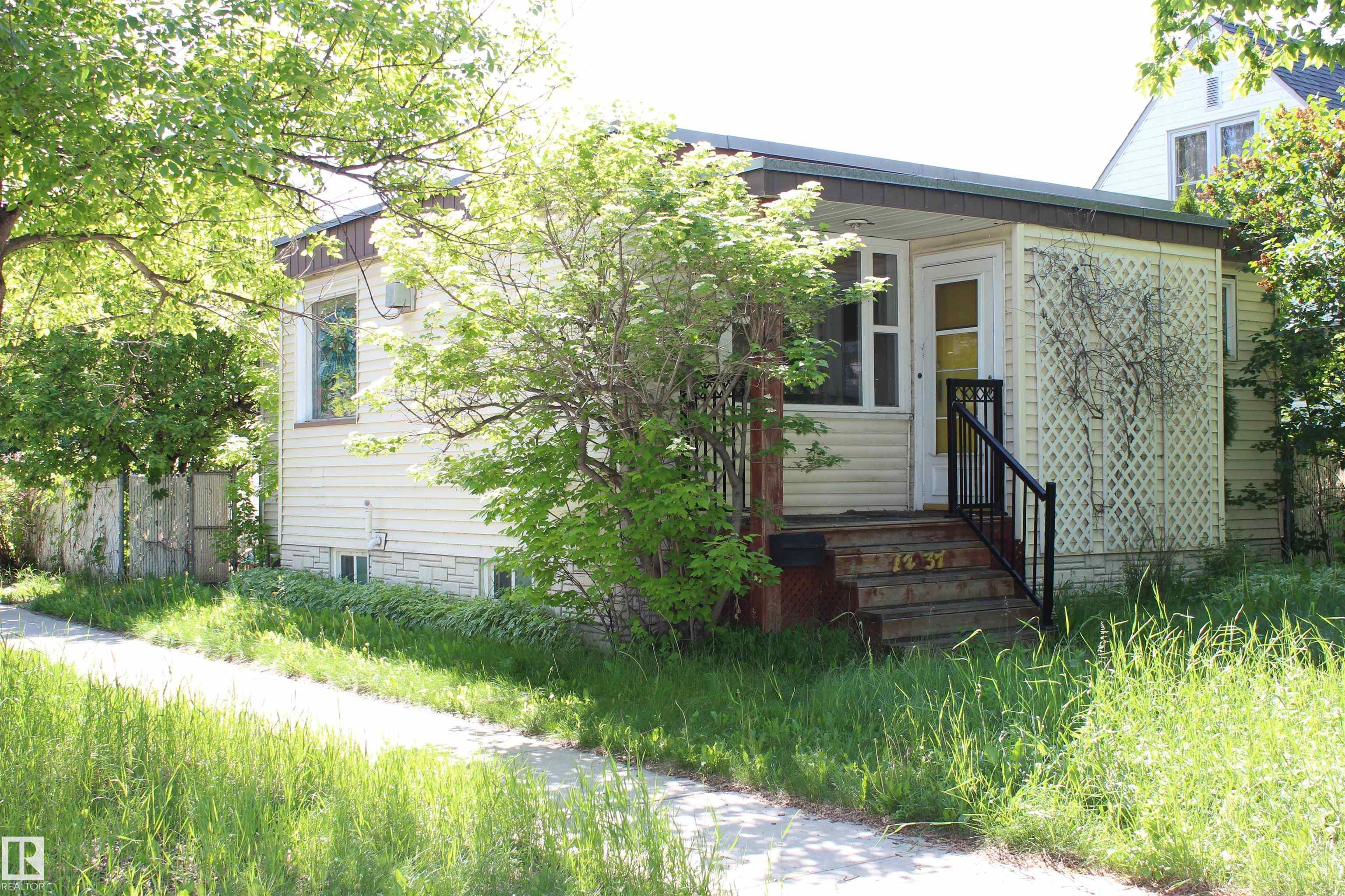 Photo 3 at 12037 62 Street NW, Montrose, Edmonton