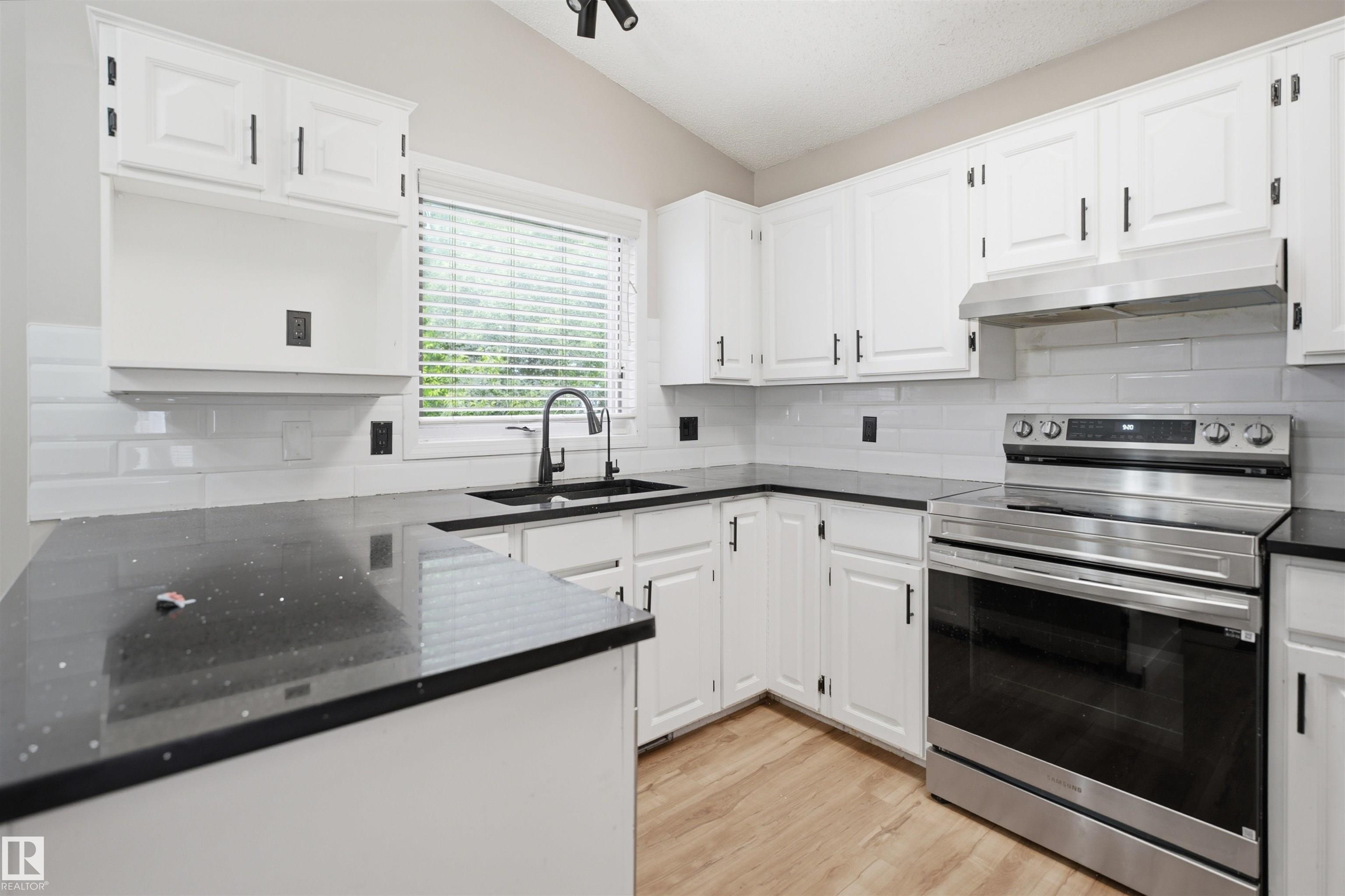 Photo 13 at 3220 42a Avenue NW, Larkspur, Edmonton