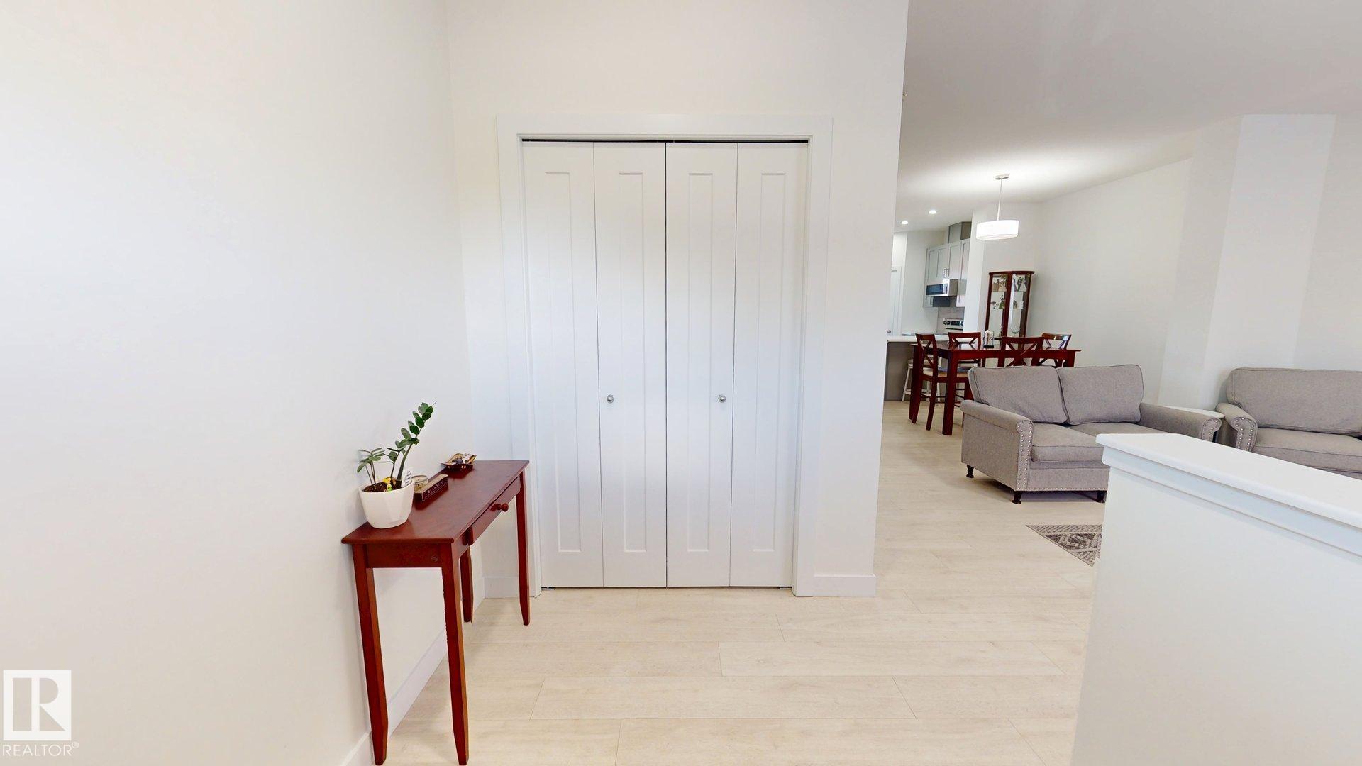Photo 3 at 5202 Lark Crescent NW, Kinglet Gardens, Edmonton