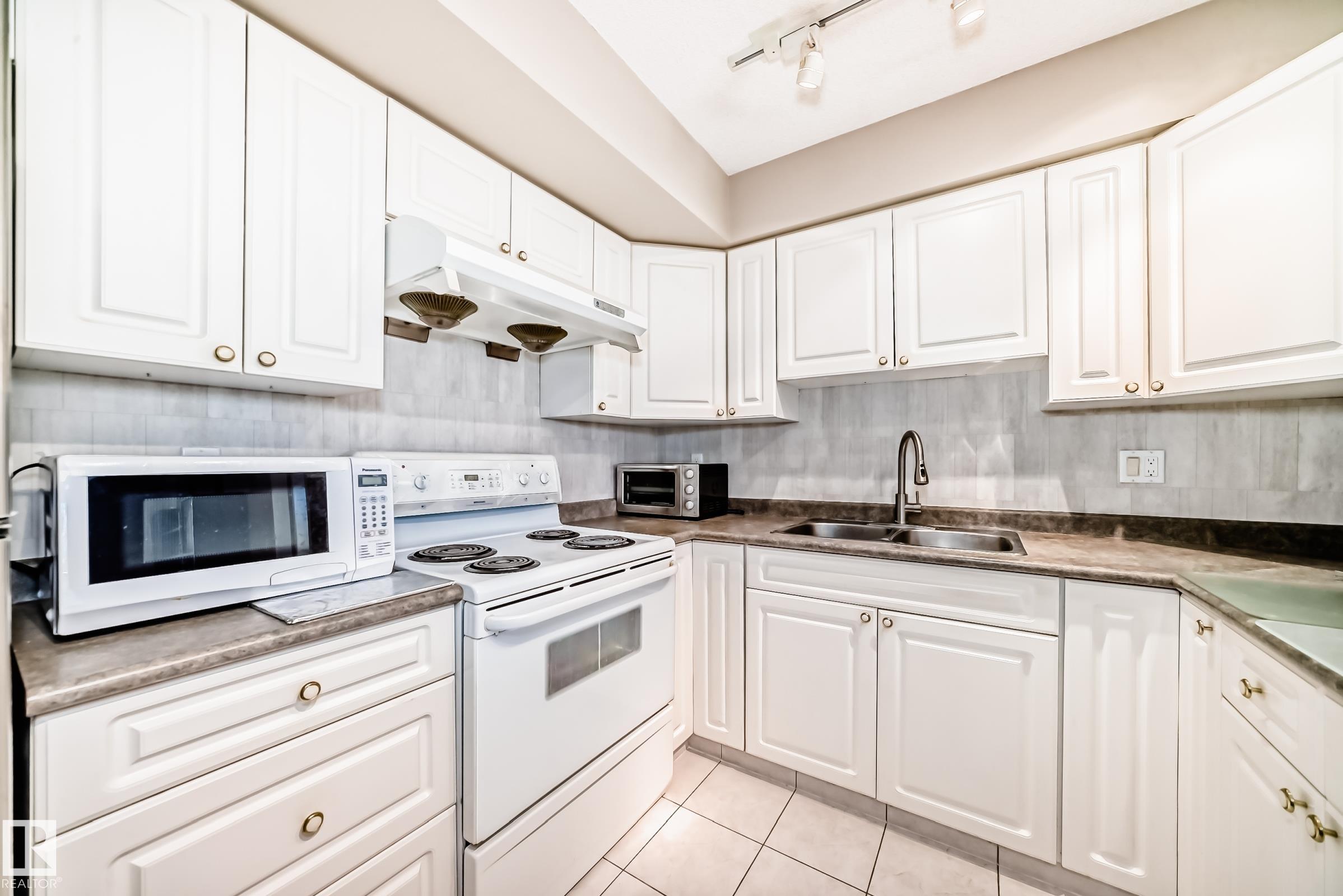 https://zimg.paragon.ice.com/ParagonImages/Property/PM/RAE/225406999/14/0/0/43f4ddbdfd9c252d2f60236d46da9262/1/420a1a6962483130dd17f2a1487359c1/225406999-0ac3f648-9ba0-4a62-a005-d1cba56b12e3.JPG