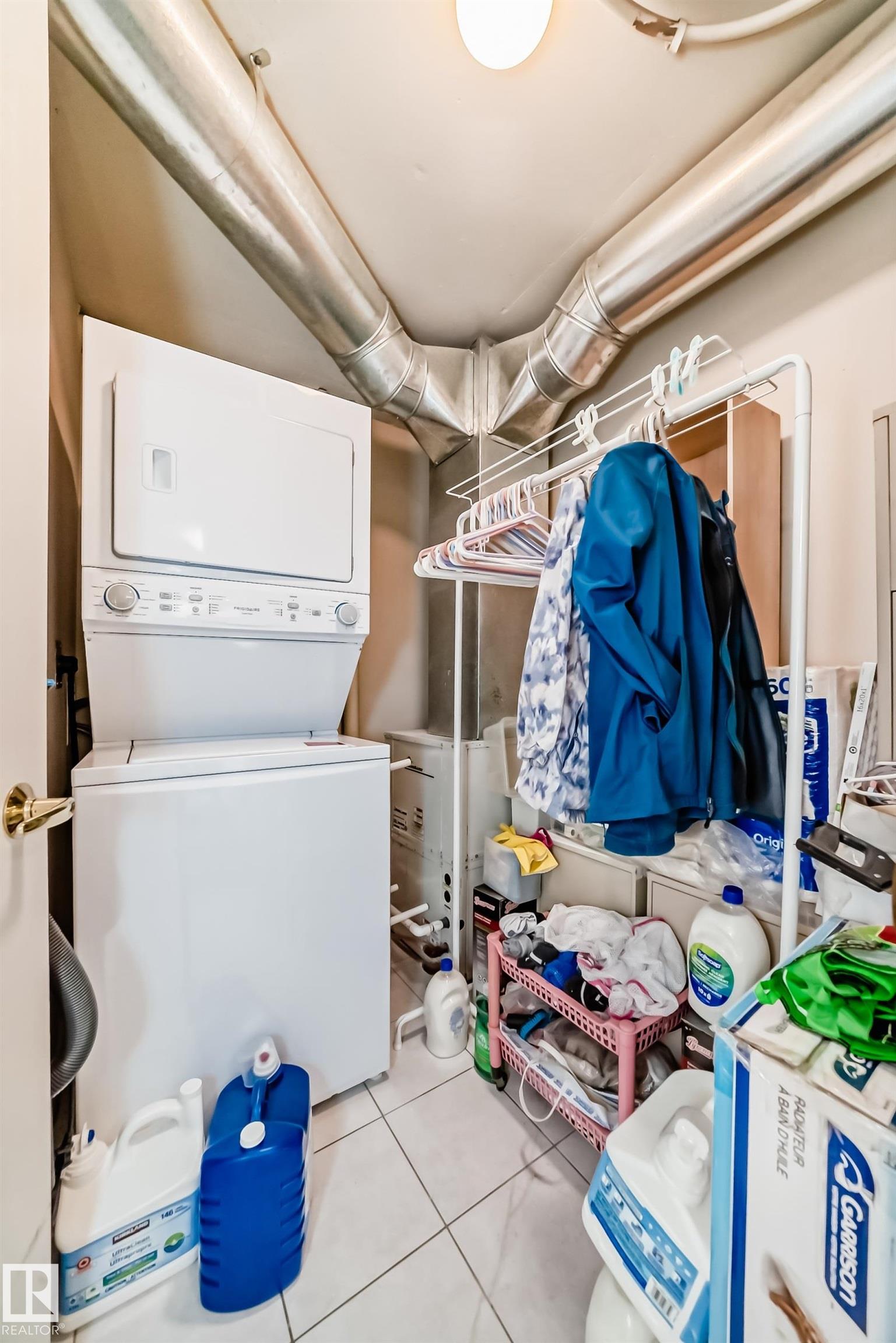 https://zimg.paragon.ice.com/ParagonImages/Property/PM/RAE/225406999/30/0/0/07e2ce8e8a16aa6e8bb4e479c3493554/1/420a1a6962483130dd17f2a1487359c1/225406999-add43ef7-ab1e-4e7f-9029-5f26fc521857.JPG