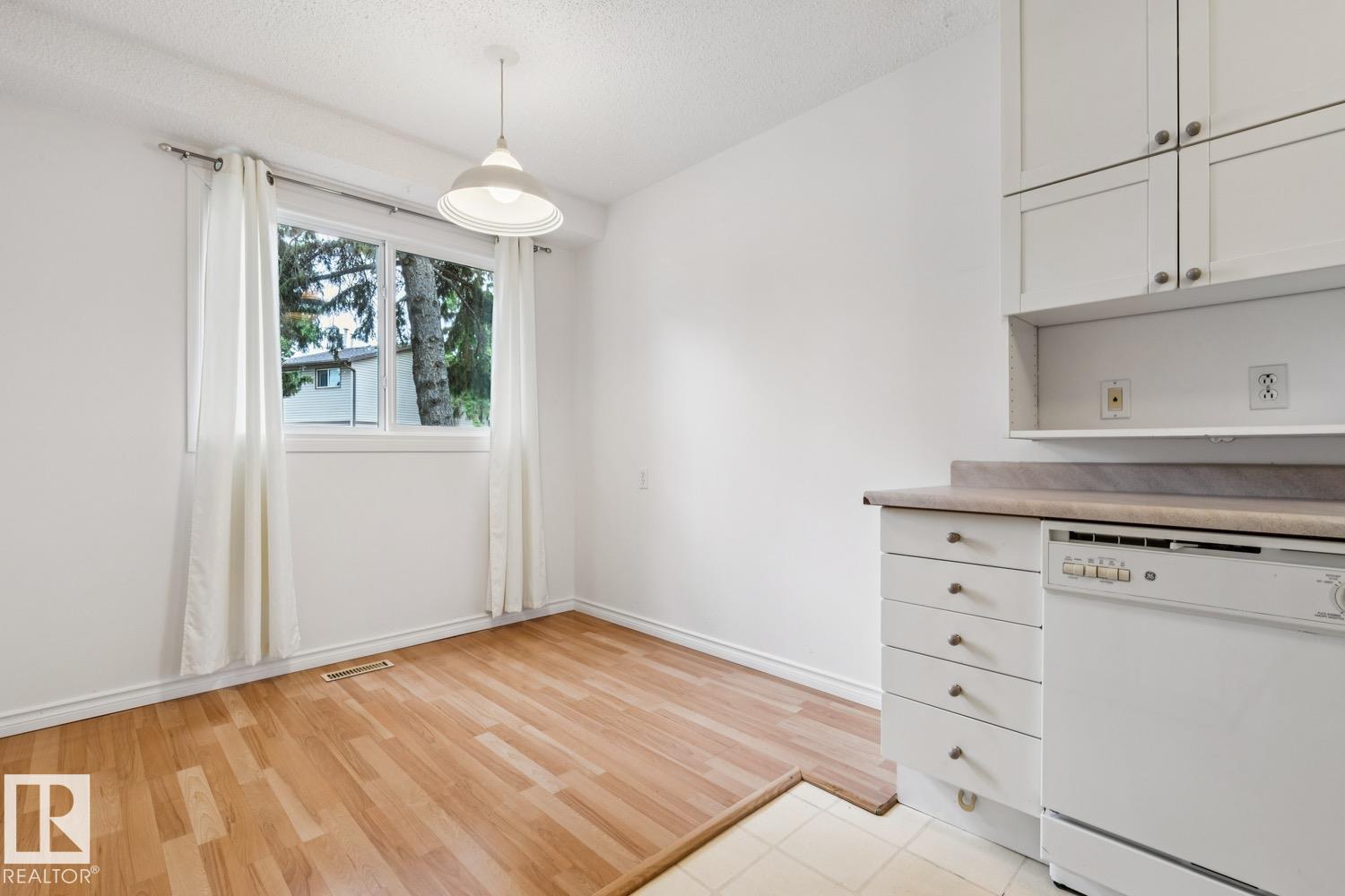 Photo 14 at 1131 Hooke Road NW, Overlanders, Edmonton