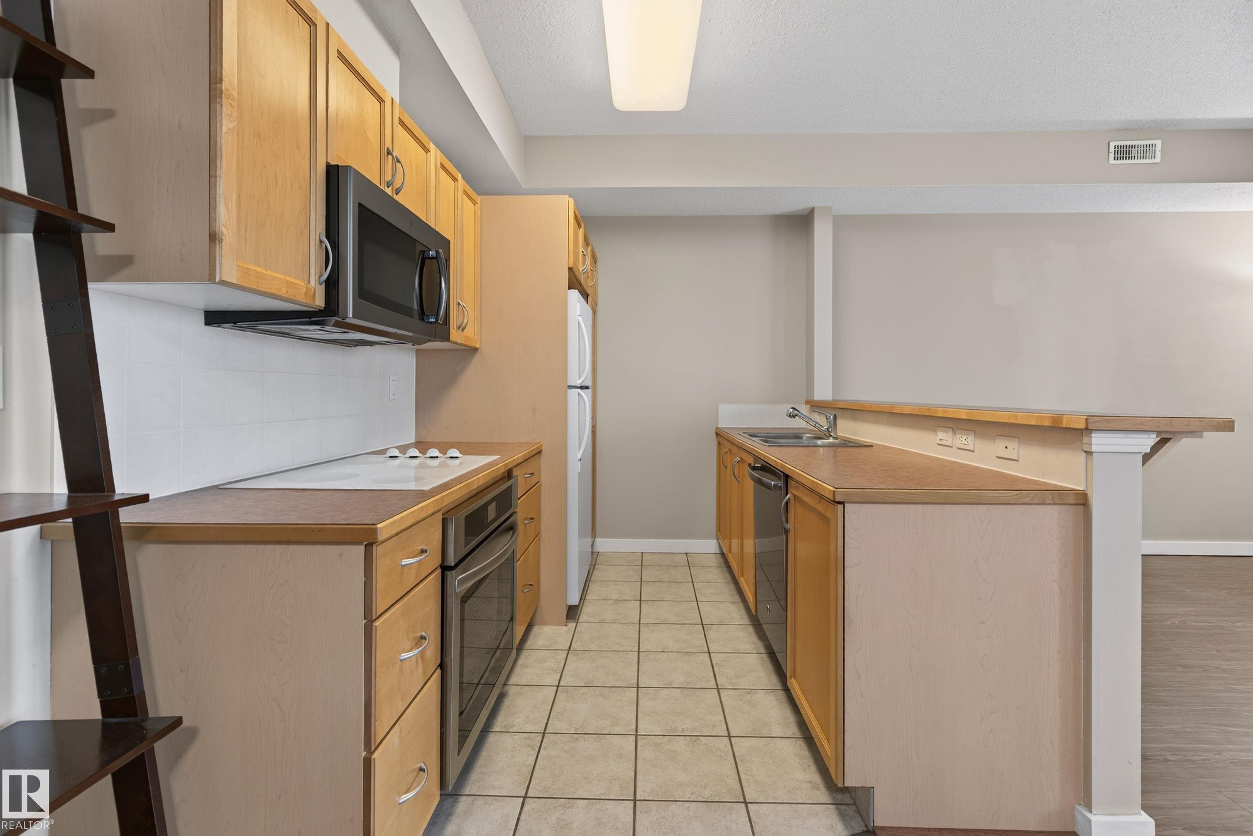 Photo 9 at 109 - 9828 112 Street NW, Wîhkwêntôwin, Edmonton
