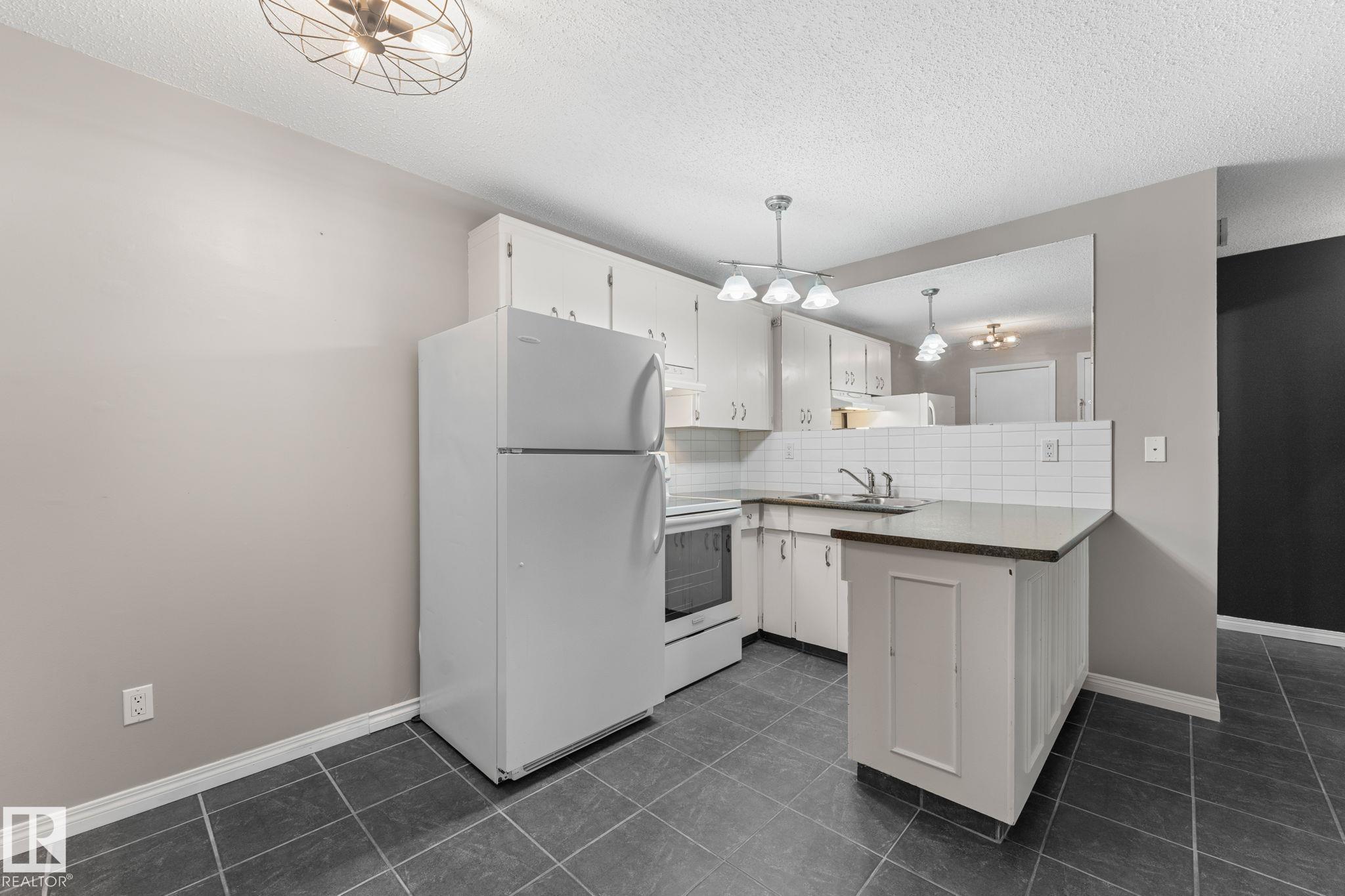 Photo 5 at 102 - 10225 114 Street NW, Wîhkwêntôwin, Edmonton