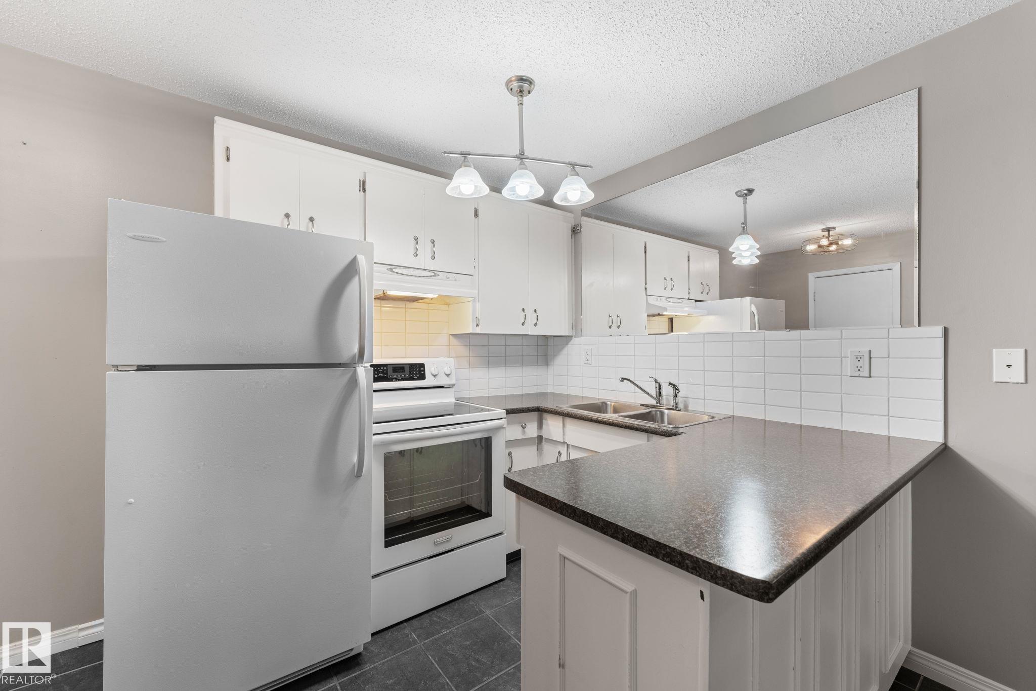 Photo 6 at 102 - 10225 114 Street NW, Wîhkwêntôwin, Edmonton