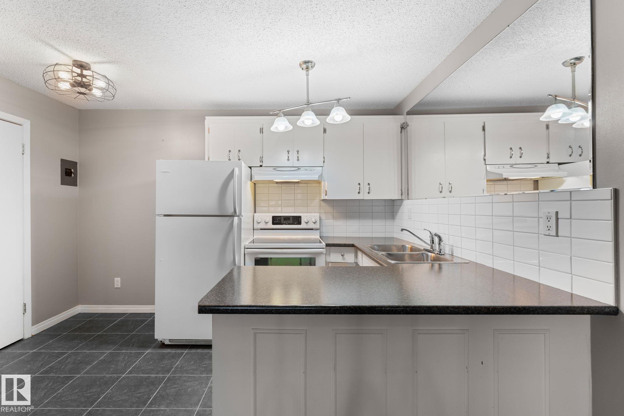 Photo 7 at 102 - 10225 114 Street NW, Wîhkwêntôwin, Edmonton