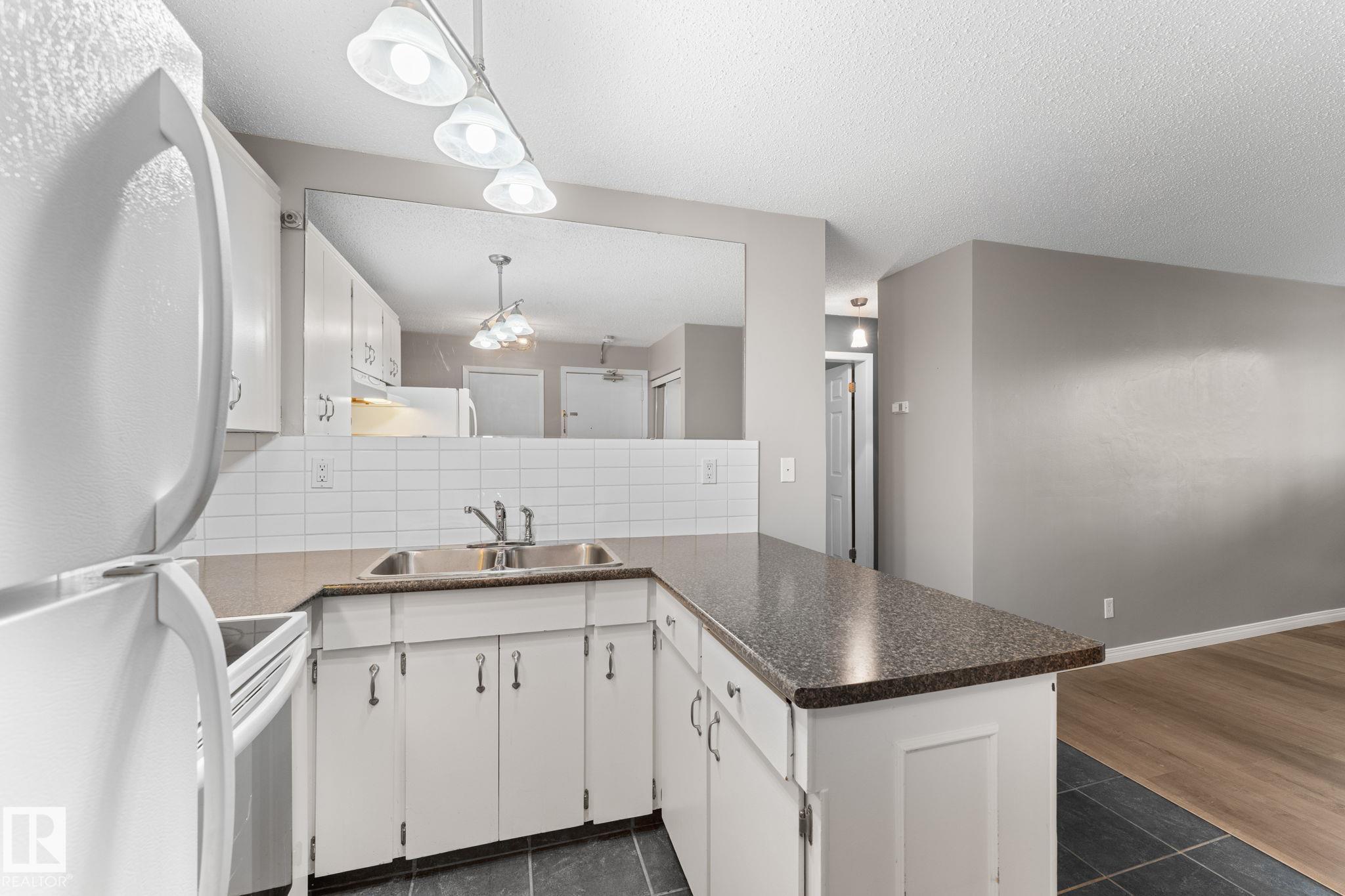 Photo 8 at 102 - 10225 114 Street NW, Wîhkwêntôwin, Edmonton