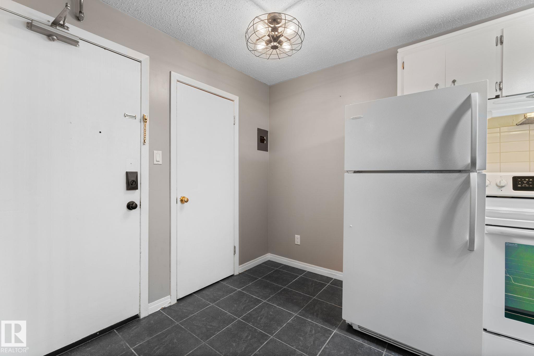 Photo 9 at 102 - 10225 114 Street NW, Wîhkwêntôwin, Edmonton