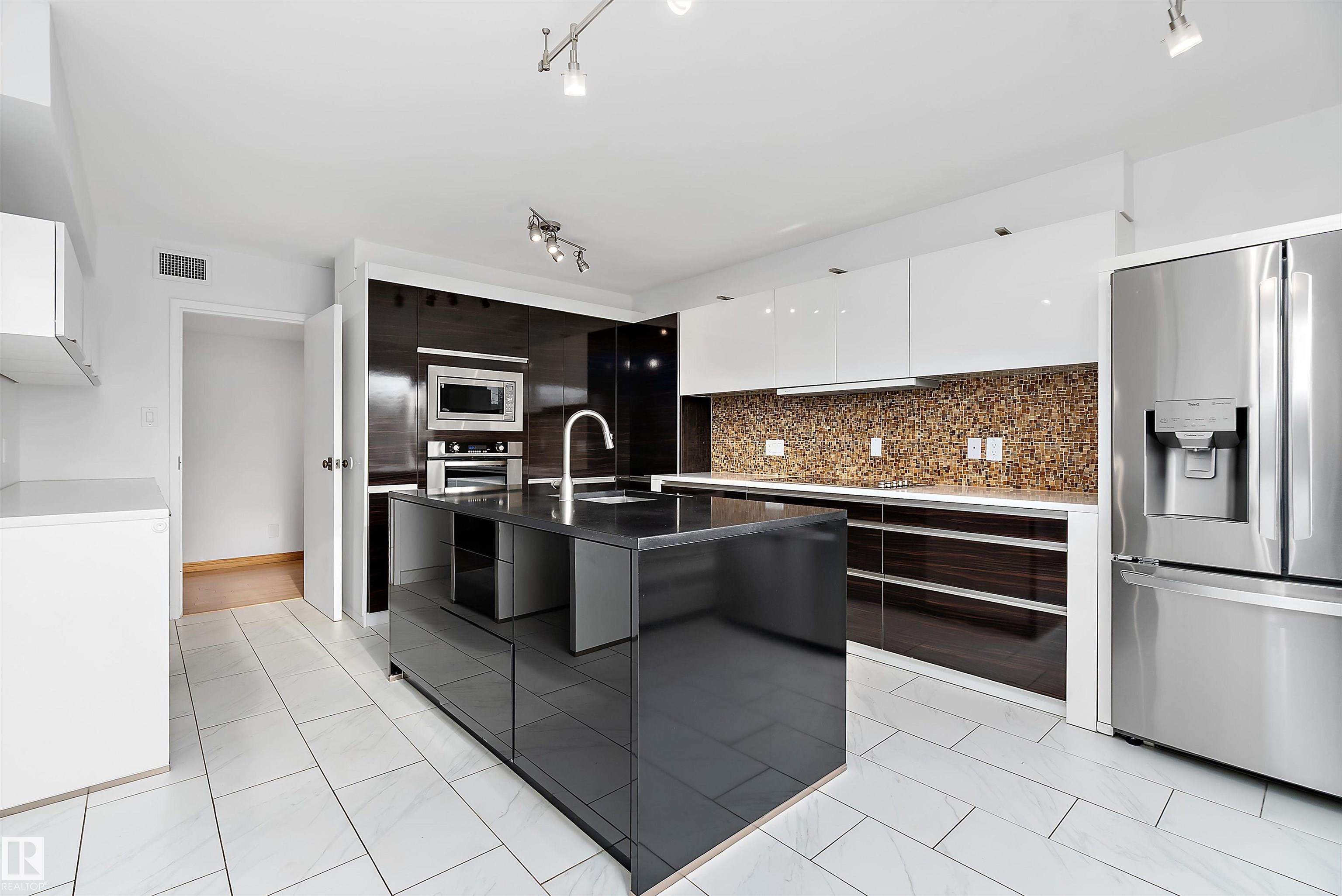 https://zimg.paragon.ice.com/ParagonImages/Property/PM/RAE/225407242/9/0/0/9b852ed98fb8226f49865f5e788121b7/1/a0e11002ec18fd0c639f9df48119a0f4/225407242-E9B5C0D7-C843-4795-9E3A-38D289F66934.JPG