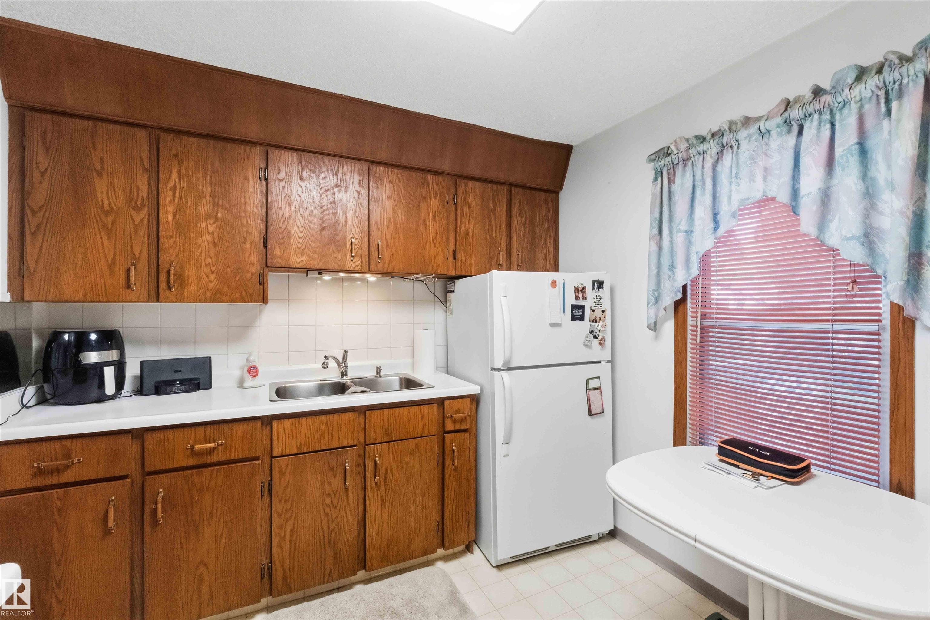 https://zimg.paragon.ice.com/ParagonImages/Property/PM/RAE/225407321/12/0/0/1ad47abcd4c00a90d8889e4b41fc21b1/1/e9e638459752239eca554633f5e9528e/225407321-b59d52b9-5db7-475b-83a7-0ca7d3adc016.JPG
