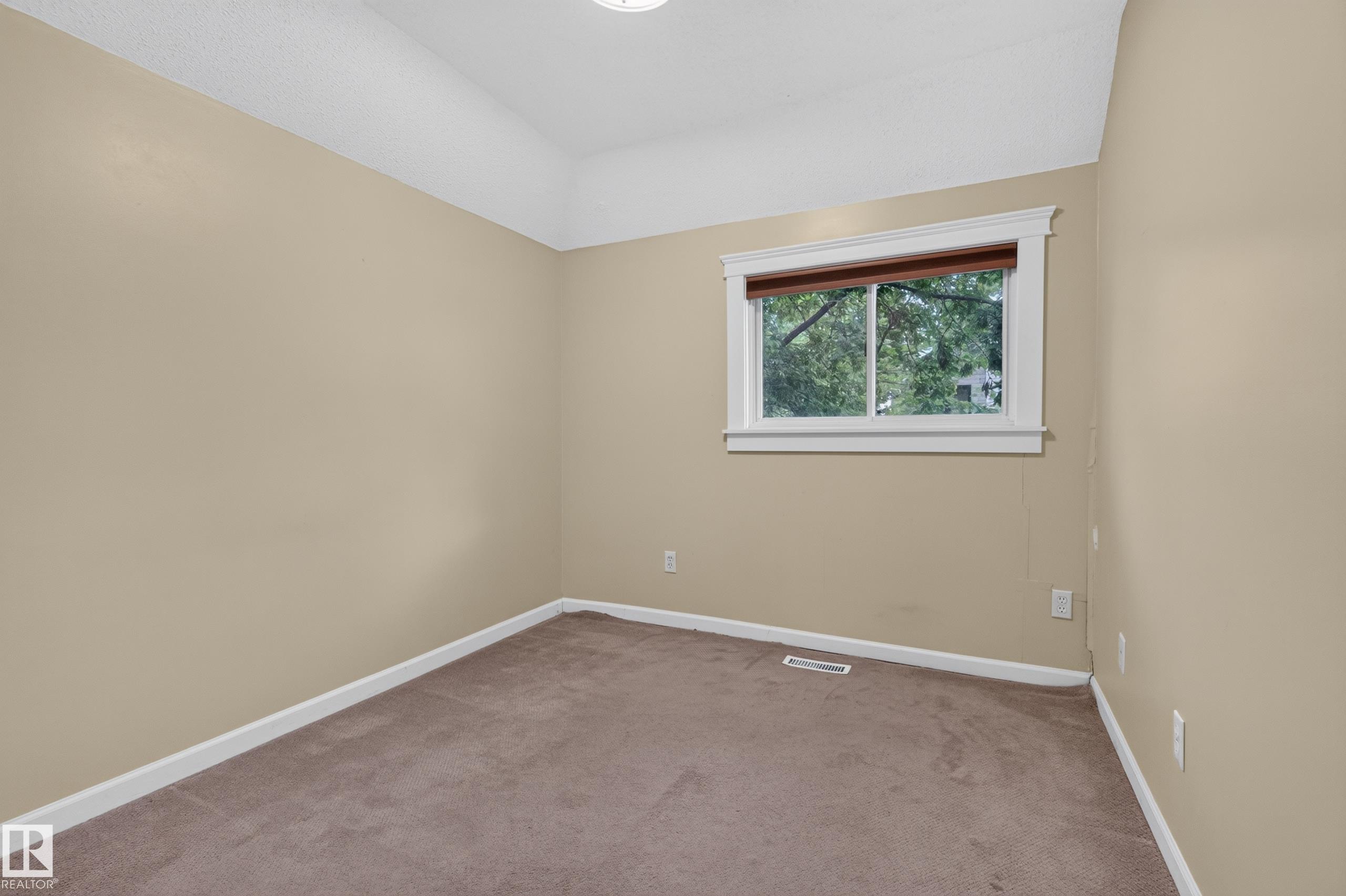 https://zimg.paragon.ice.com/ParagonImages/Property/PM/RAE/225407328/36/0/0/fc05e7b65e6c231b132f51516574c81c/1/2ff7dfa8789c35f3c22c999f13d0458b/225407328-54e0c6f0-976c-47e4-bcc4-1854a6c5f908.JPG