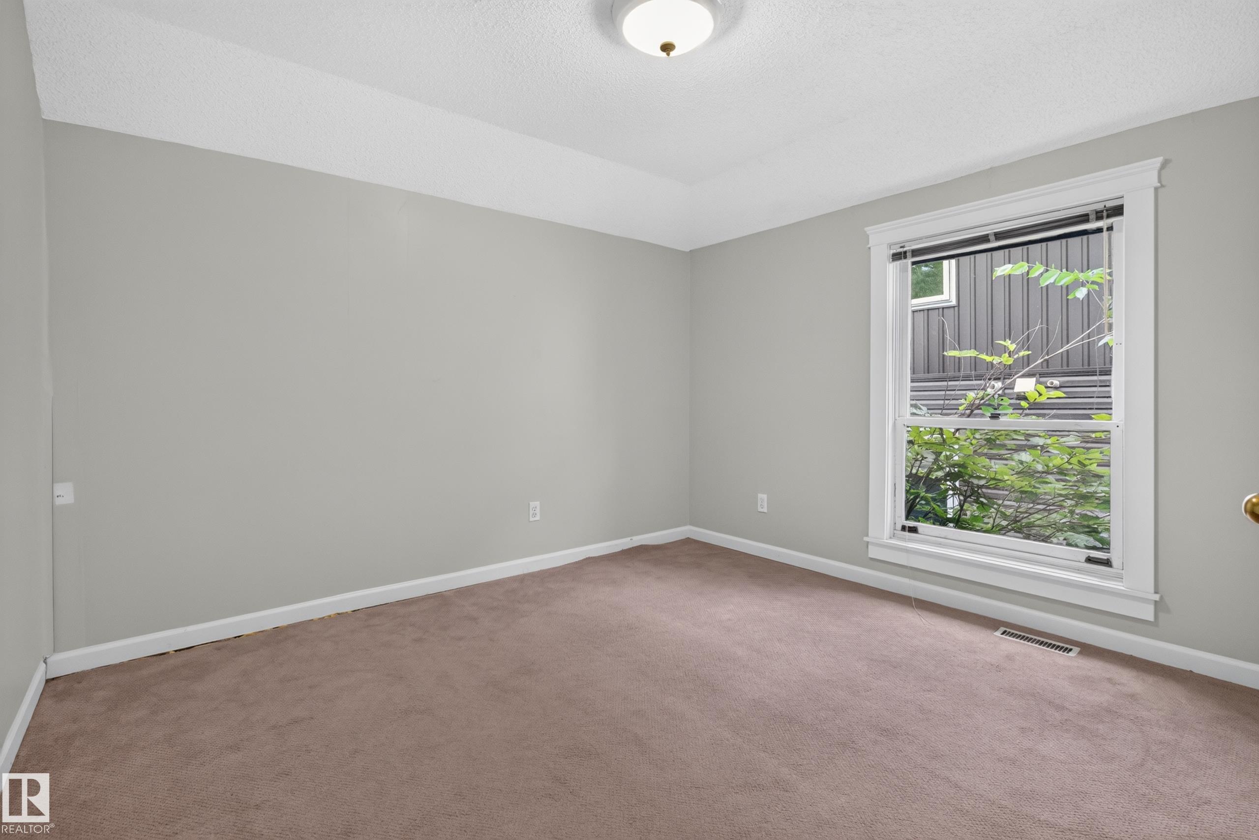 https://zimg.paragon.ice.com/ParagonImages/Property/PM/RAE/225407328/37/0/0/894619dde9b627da4ba7b7500732f638/1/2ff7dfa8789c35f3c22c999f13d0458b/225407328-02c32d48-f39a-48ce-a8bb-db1d4bc9ae6b.JPG