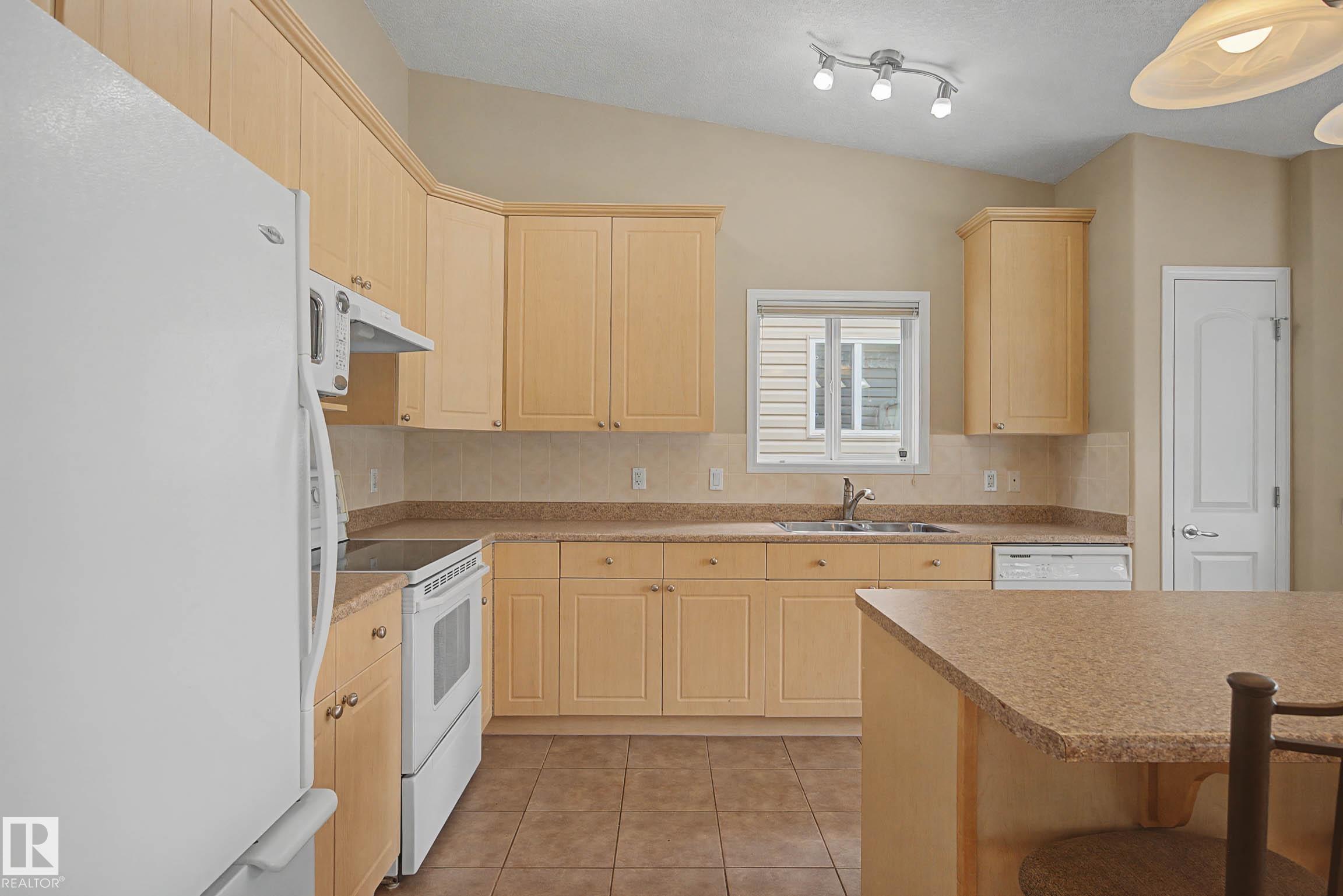 Photo 12 at 6 - 2031 Brennan Crescent NW, Breckenridge Greens, Edmonton