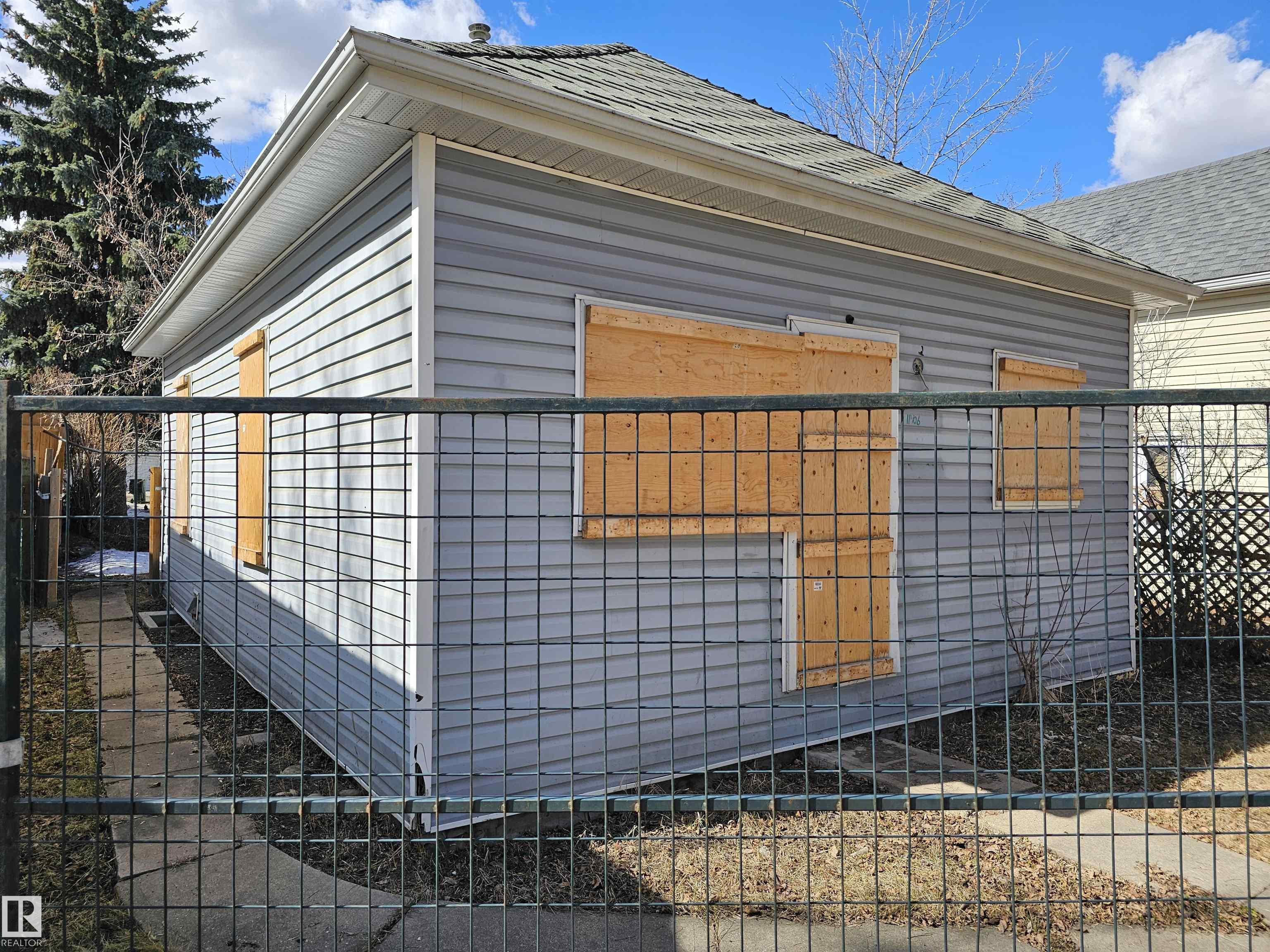 Photo 4 at 11406 88 Street NW, Parkdale, Edmonton