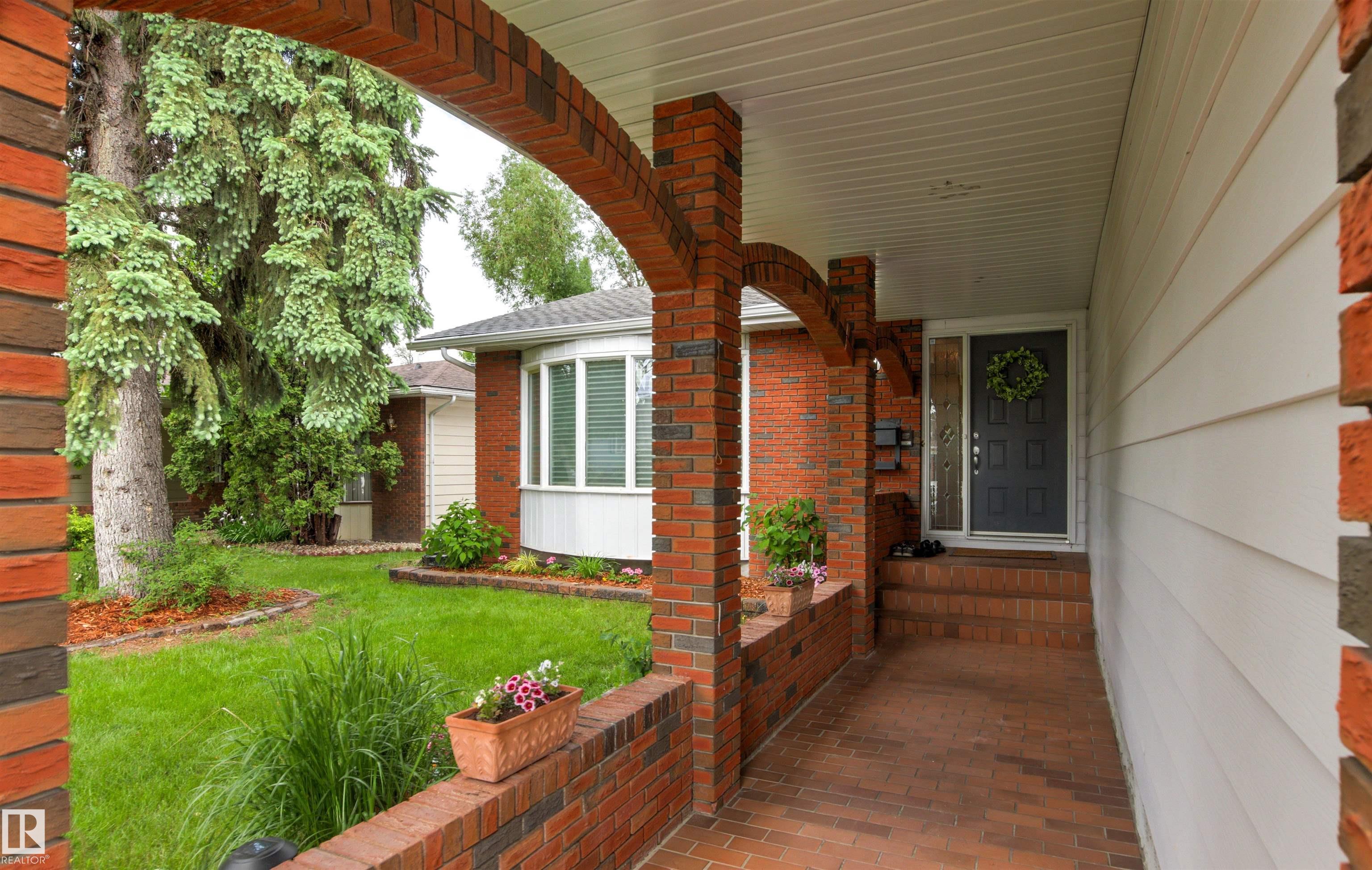 Photo 11 at 155 Gariepy Crescent NW, Gariepy, Edmonton