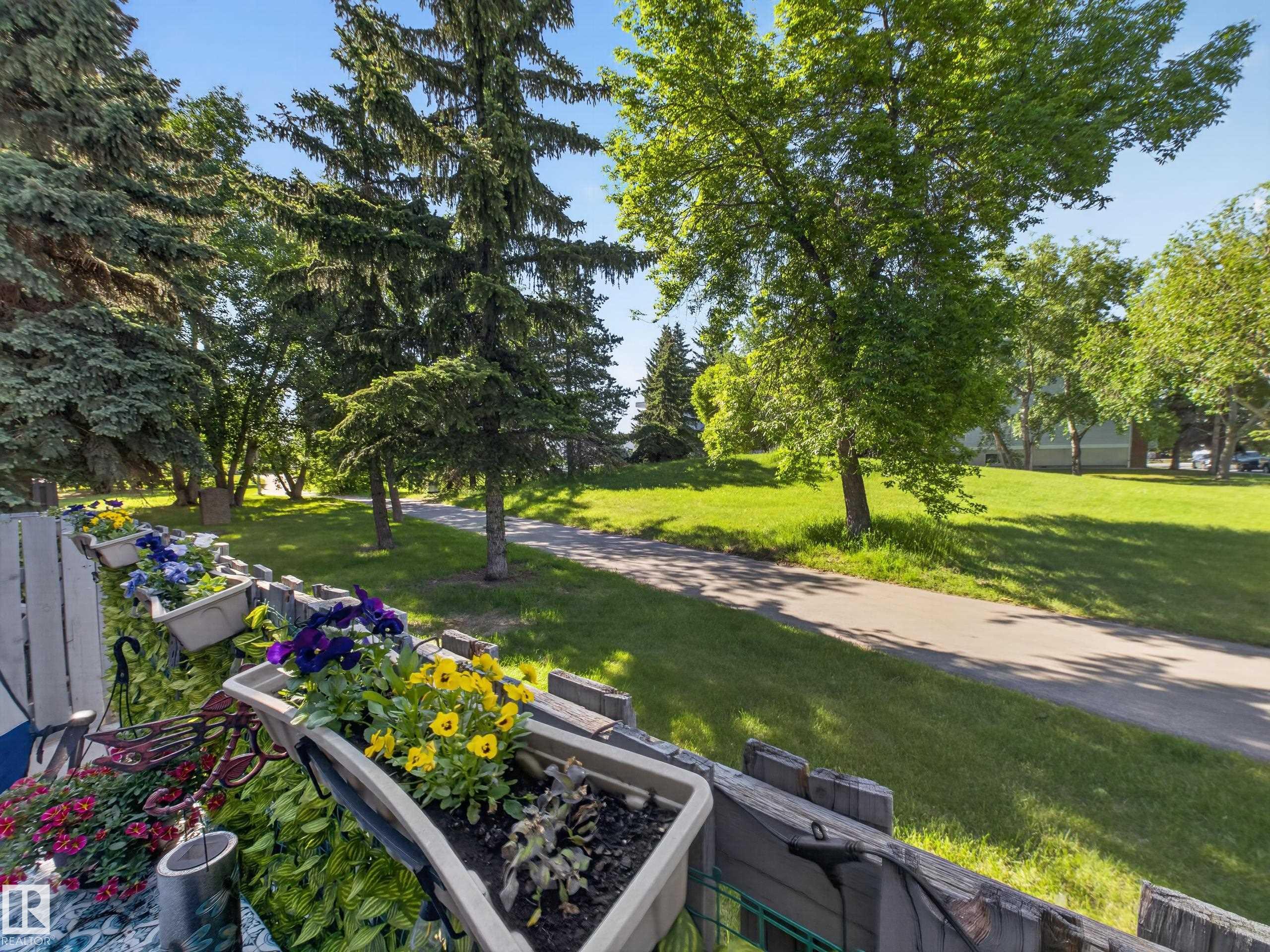 Photo 3 at 17 - 15710 Beaumaris Road NW, Beaumaris, Edmonton