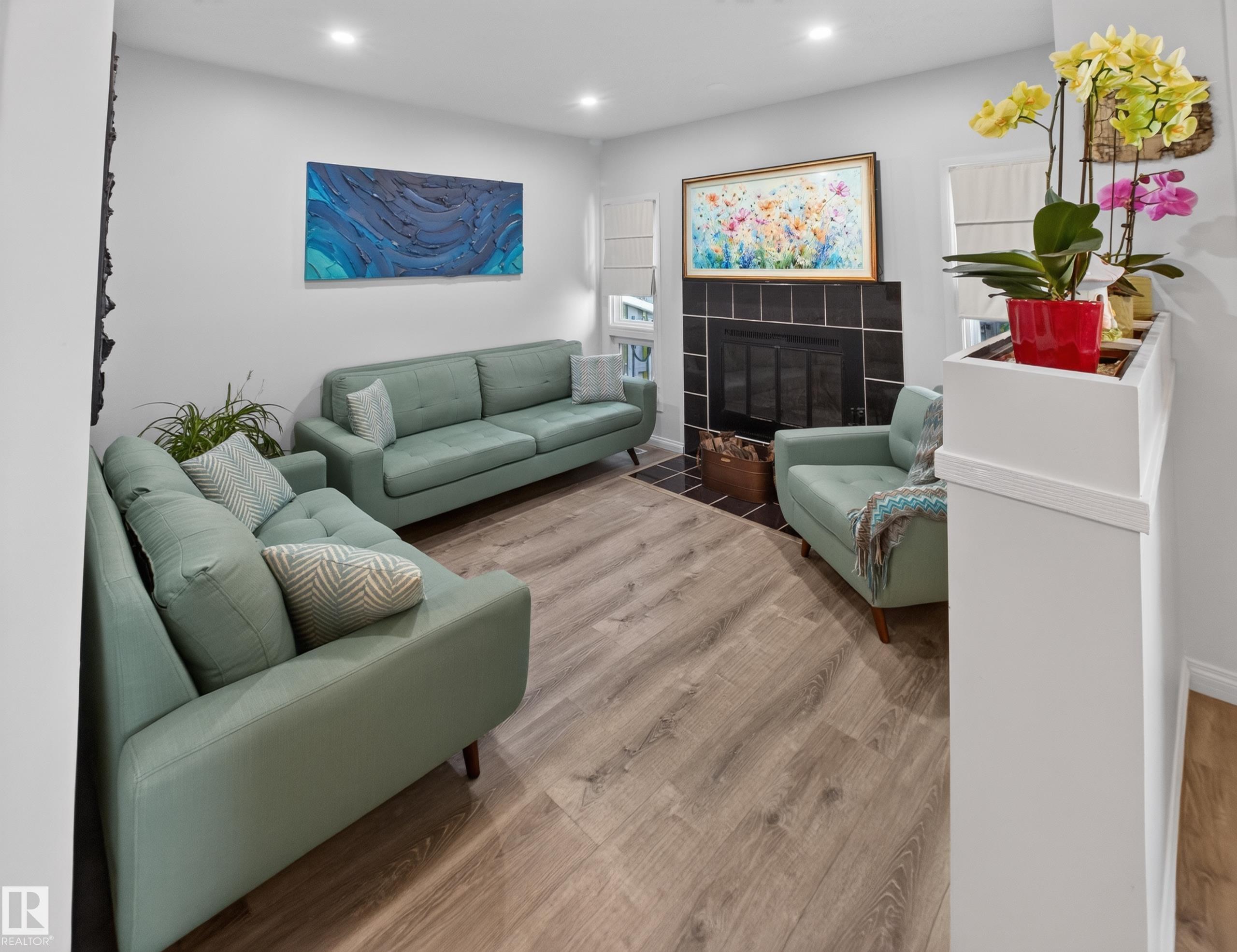 Photo 5 at 17 - 15710 Beaumaris Road NW, Beaumaris, Edmonton