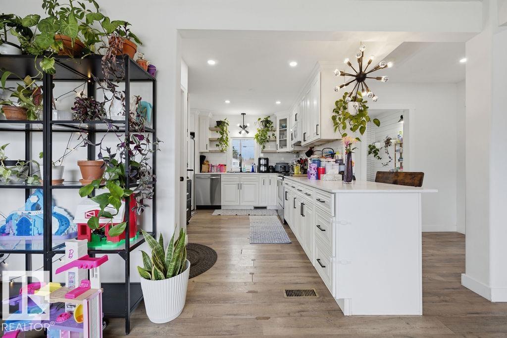 https://zimg.paragon.ice.com/ParagonImages/Property/PM/RAE/225407437/12/0/0/e2cd3d79a8fc3e927c8fcb0c71bb2722/1/749ba9e6b9e32378cb6ae16650b8e97c/225407437-f4ba15e3-87c2-40c4-a248-78ff1e5154c6.JPG